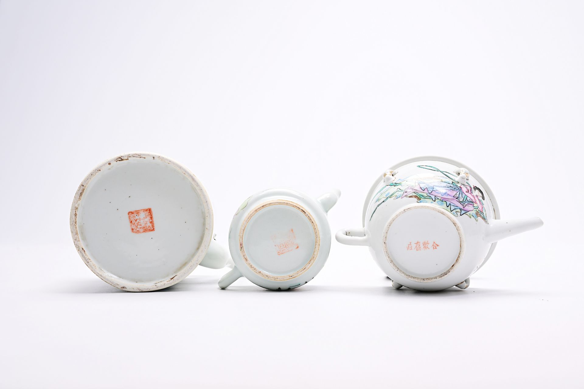 A varied collection of Chinese famille rose and qianjiang cai porcelain, 19th/20th C. - Image 23 of 40