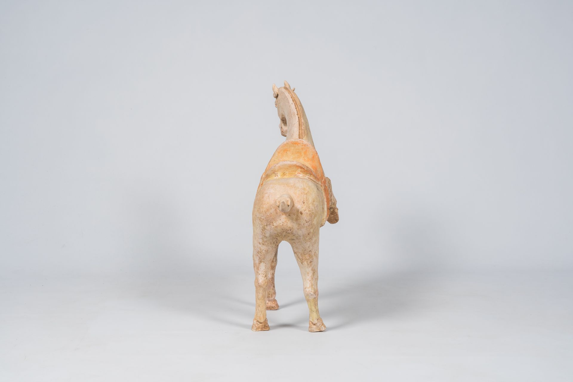 A Chinese polychrome painted pottery model of a horse, Tang - Bild 2 aus 9