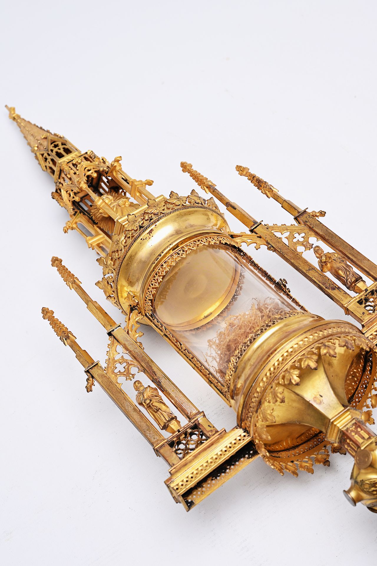 A French Gothic revival brass cathedral-shaped monstrance with enamel plaques, 19th C. - Bild 13 aus 15