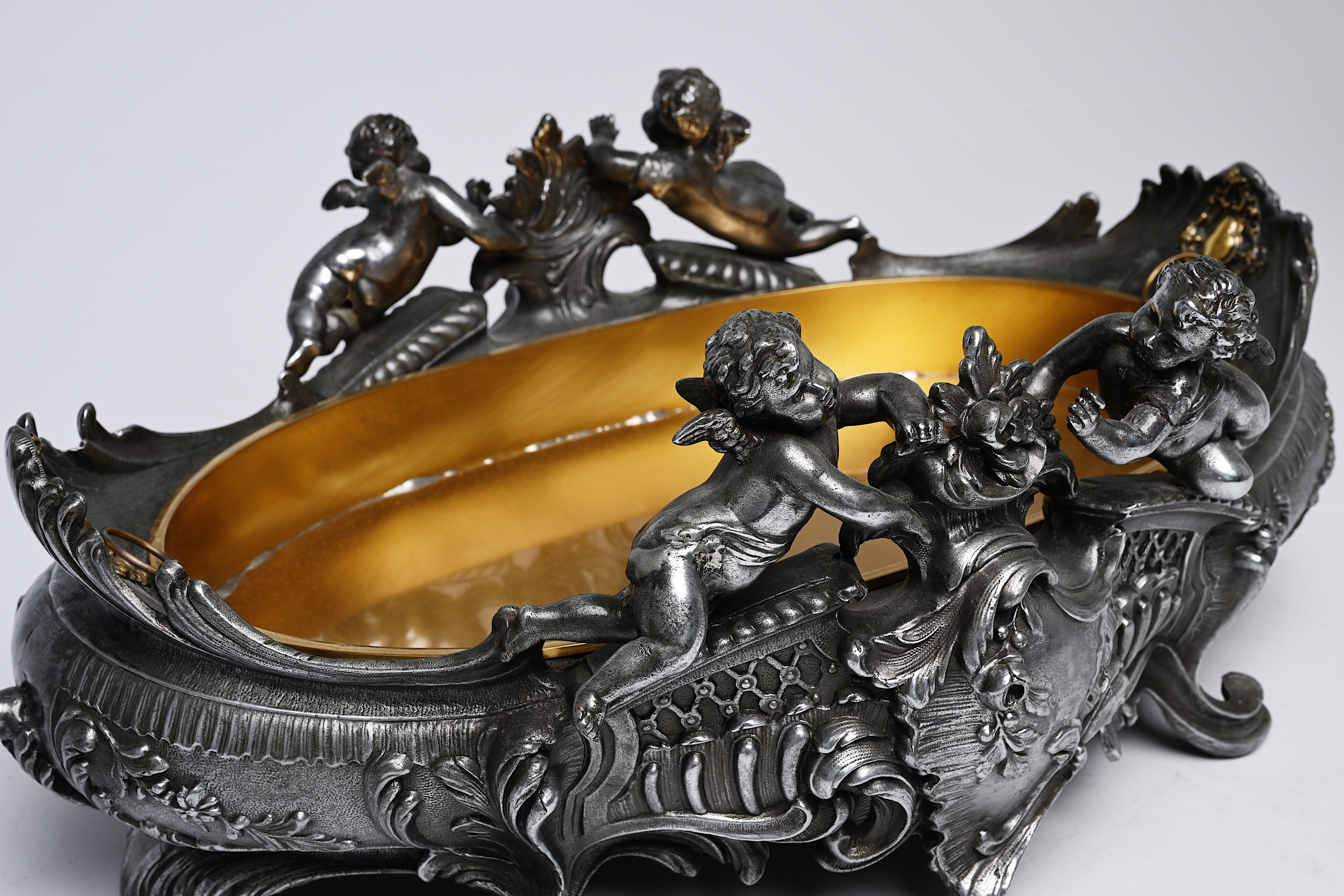 A French silver plated Louis XV style centrepiece with putti and accompanying bowl, 19th/20th C. - Image 10 of 10
