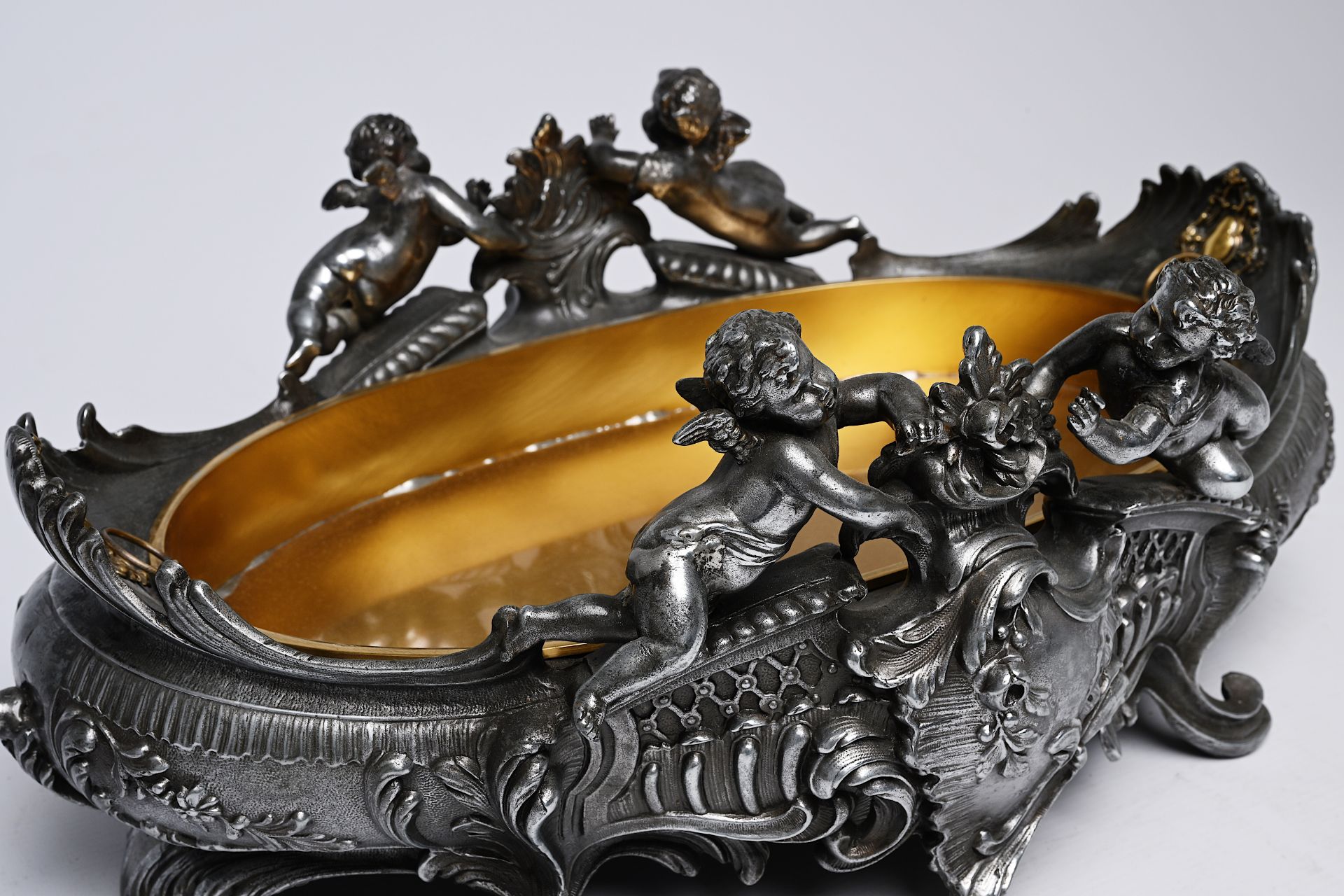 A French silver plated Louis XV style centrepiece with putti and accompanying bowl, 19th/20th C. - Bild 10 aus 10