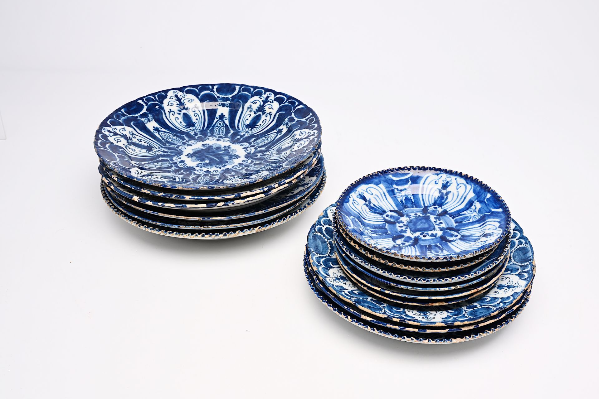 A varied collection of Dutch Delft blue and white plates and dishes with floral design, 18th C. - Bild 6 aus 8