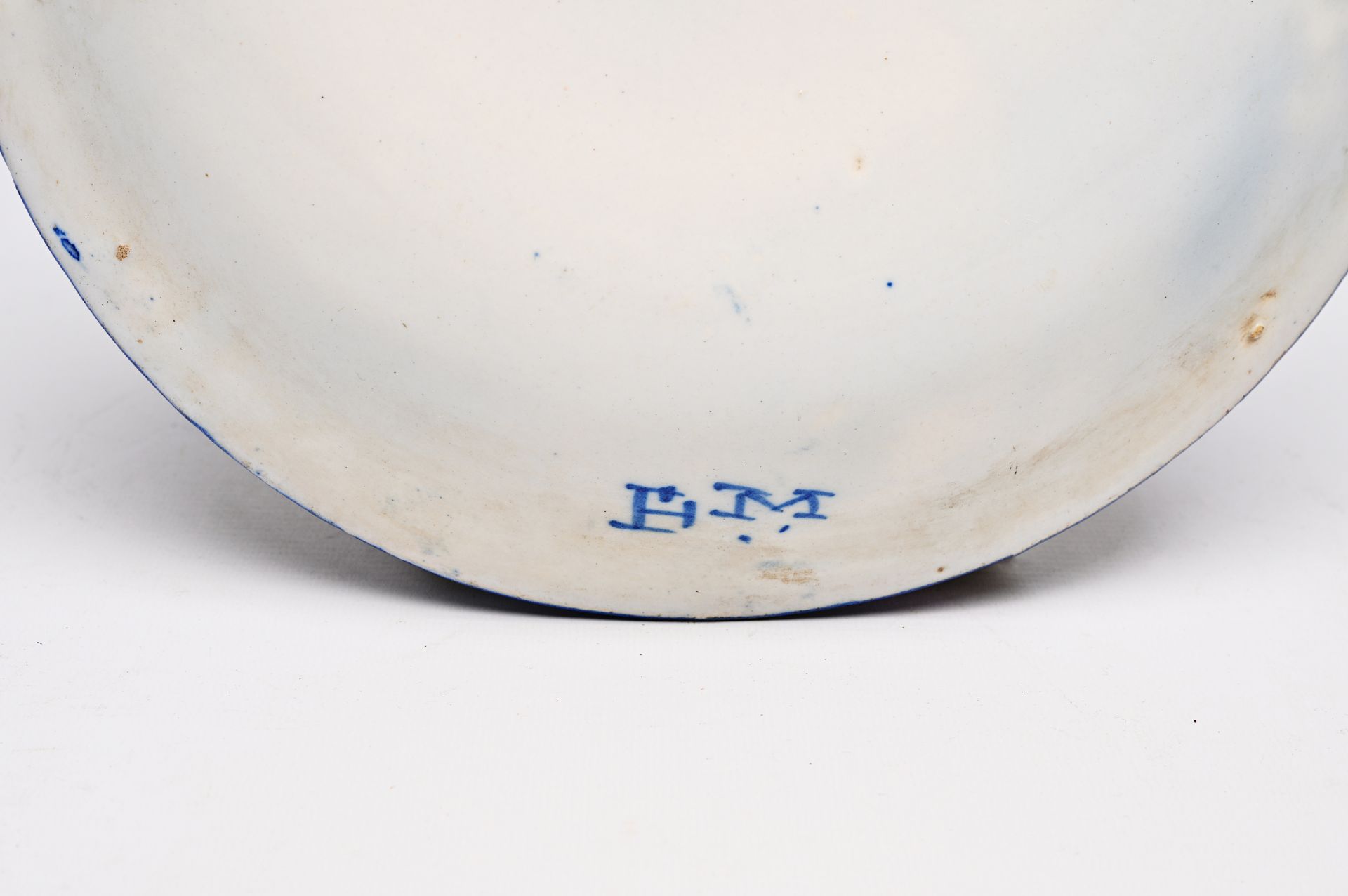 A varied collection of blue, white and polychrome earthenware items, Delft, France and Spain, 18th/1 - Image 18 of 18