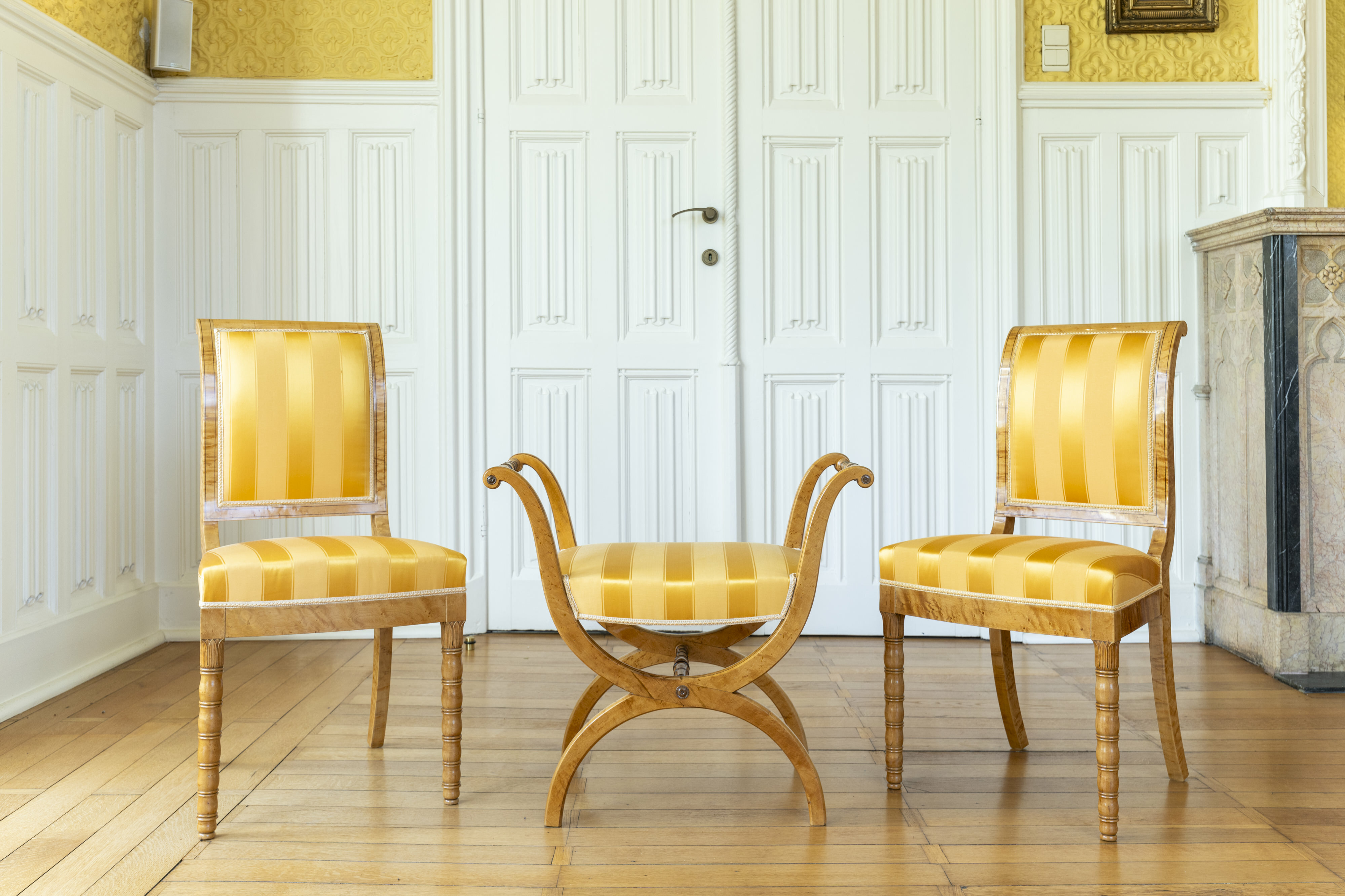 A 13-piece Biedermeier salon set comprising 3 sofas, 8 chairs and 2 footstools with yellow silk upho - Image 28 of 34