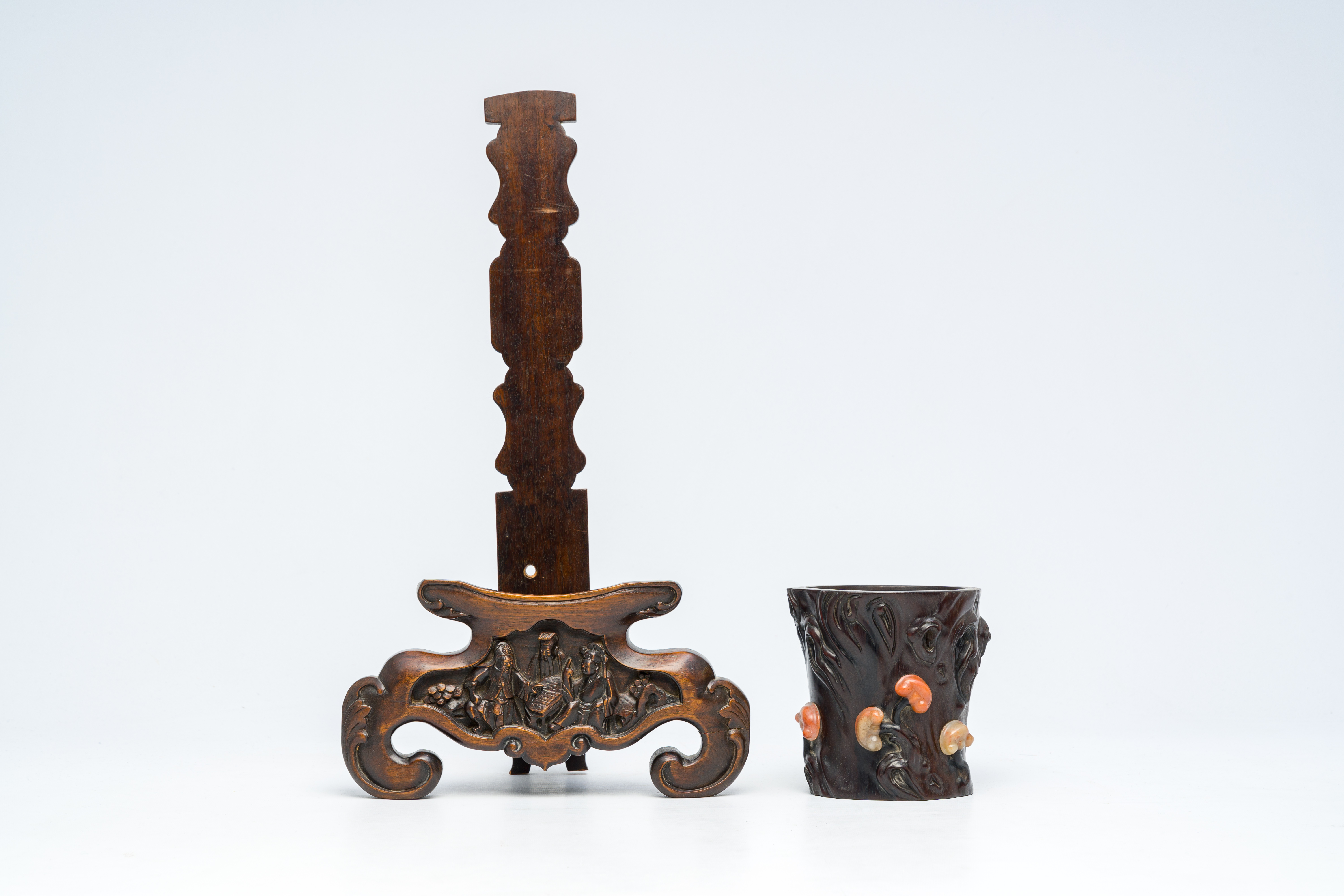 A large Chinese carved wood dish stand and a soapstone inlaid brush pot, 19th/20th C. - Image 2 of 7