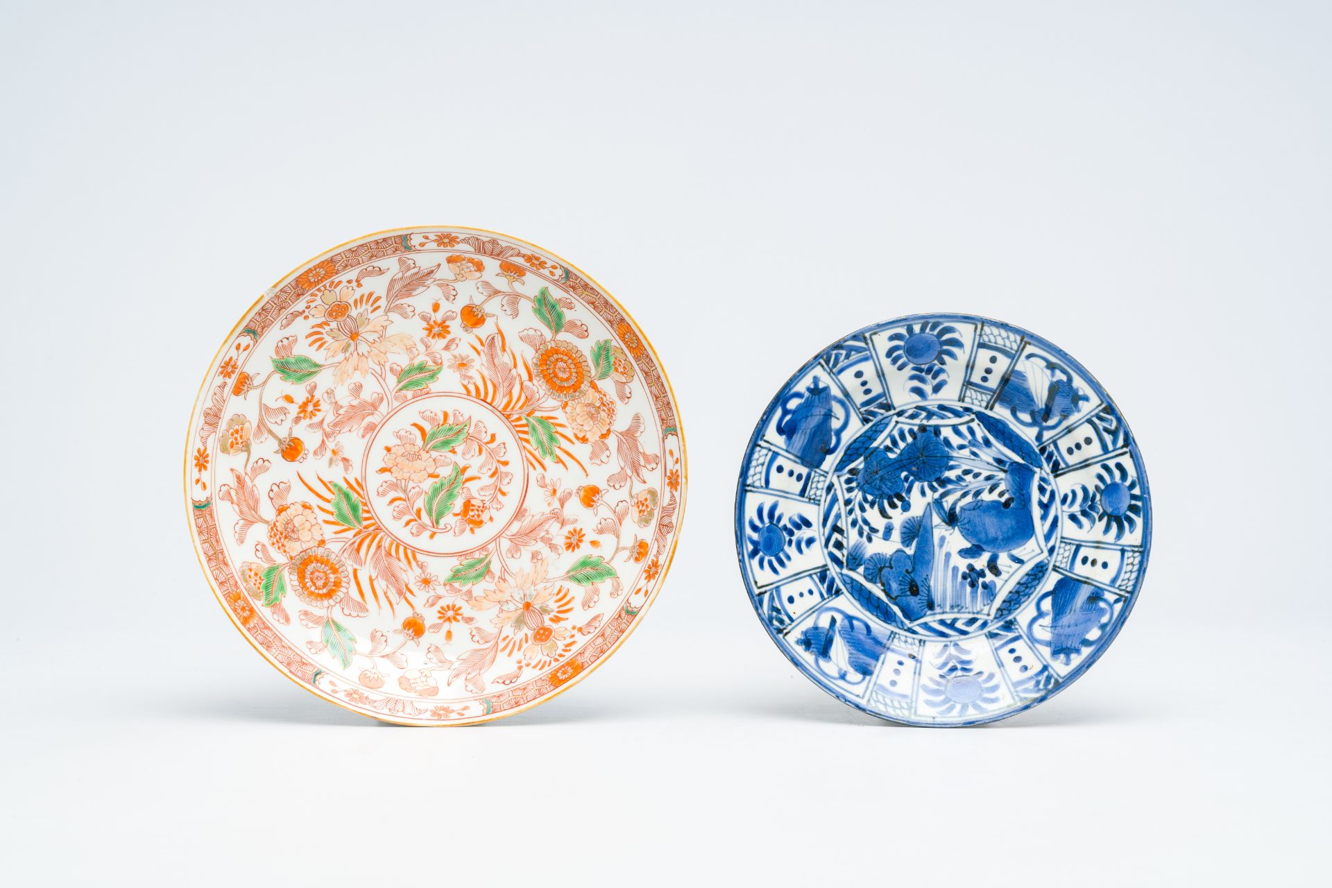 A Japanese blue and white Arita dish, a Samson Imari style dish and a pair of Kakiemon style vases, - Bild 2 aus 9