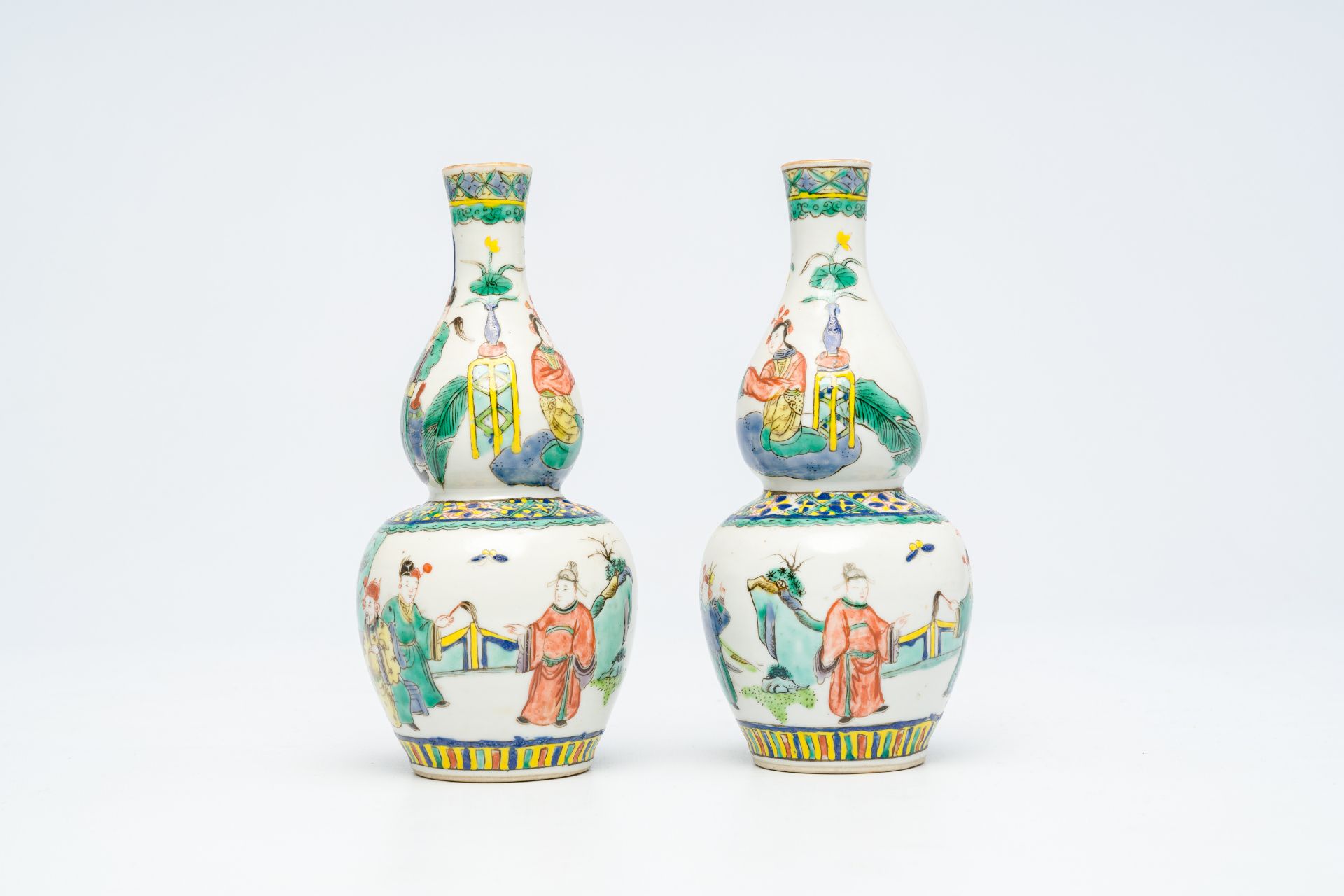 A pair of Chinese famille verte double gourd vases and a plate, 19th C. - Bild 11 aus 17