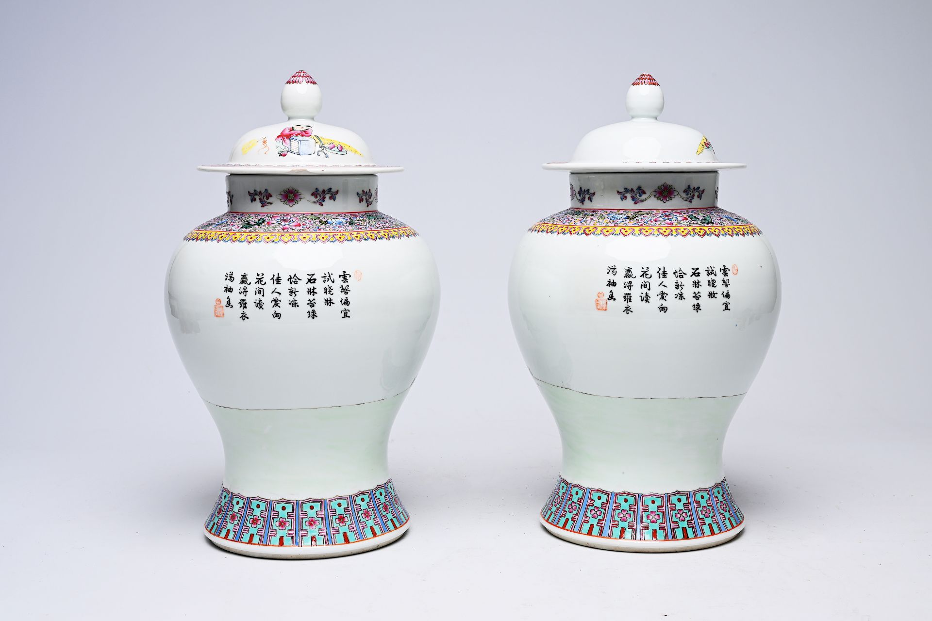 A pair of Chinese famille rose vases and covers with ladies on a terrace, Qianlong mark, Republic, 2 - Bild 5 aus 16