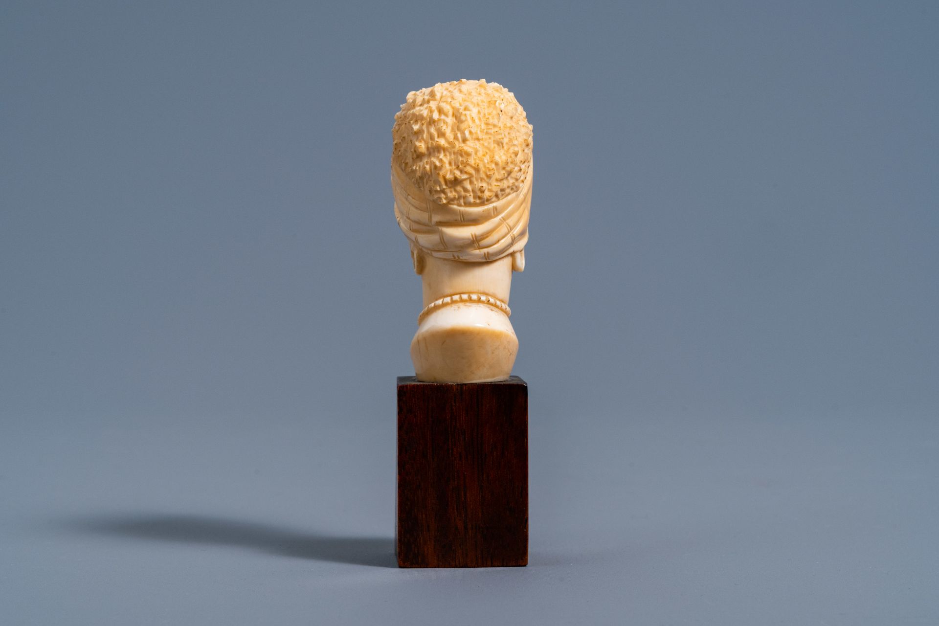 A fine ivory bust of an African beauty on a wood base, probably Belgium, late 19th C. - Bild 5 aus 9