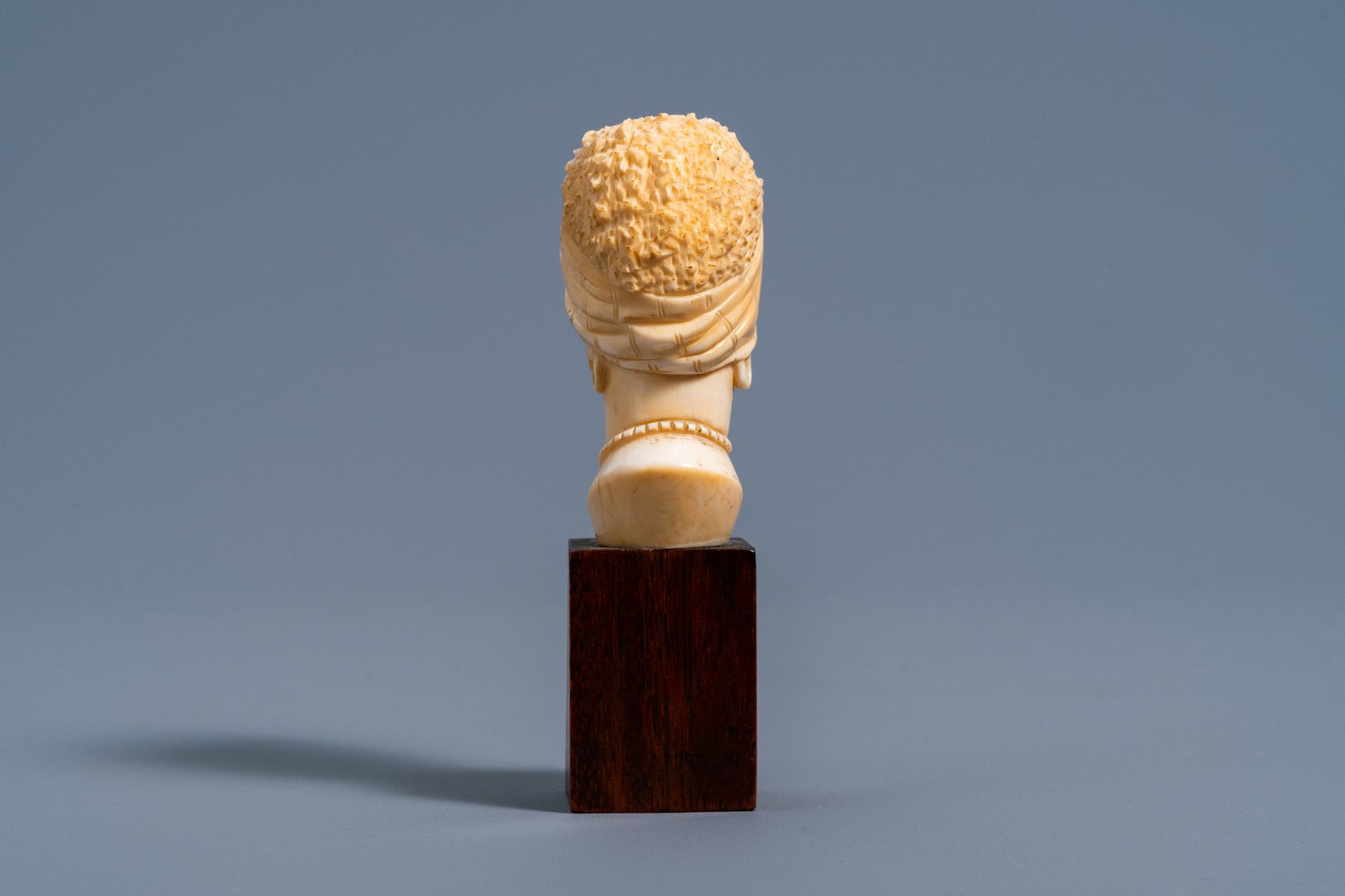 A fine ivory bust of an African beauty on a wood base, probably Belgium, late 19th C. - Image 5 of 9