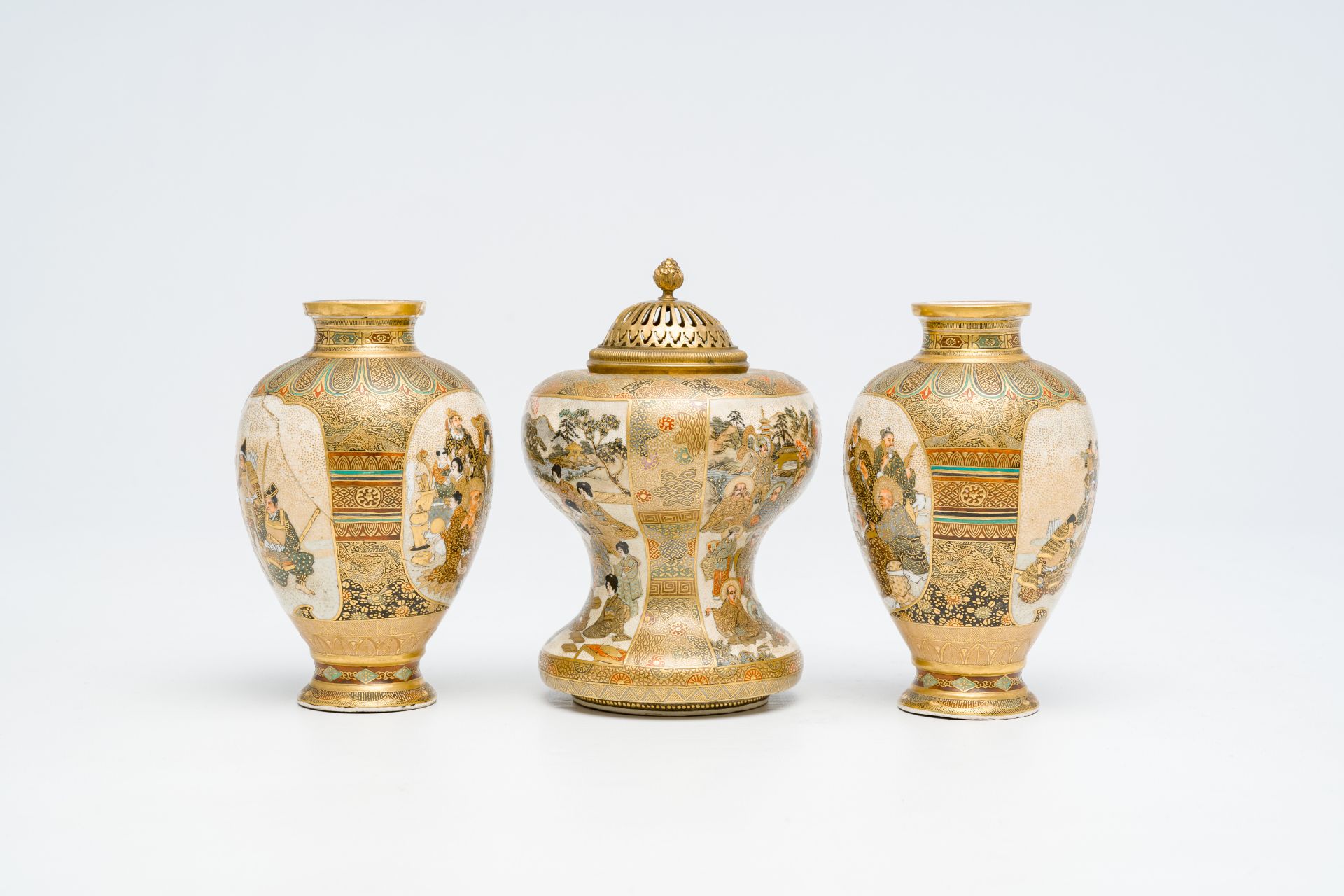 Two Japanese Satsuma vases and an incense burner and cover with figurative design, Meiji, 19th C. - Bild 5 aus 7