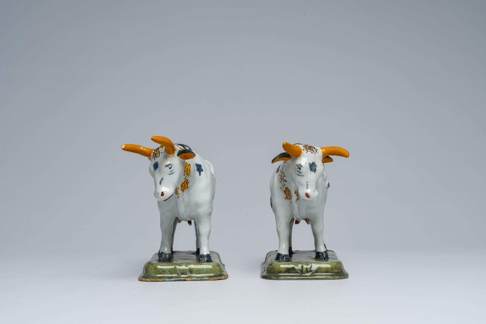 A pair of Dutch Delft partly cold-painted polychrome cows, 18th C. - Image 3 of 7