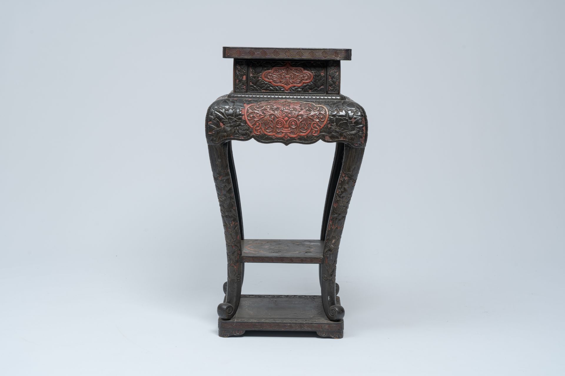 A Japanese red and black lacquered wood stand with floral design, Meiji, 19th/20th C. - Bild 5 aus 8