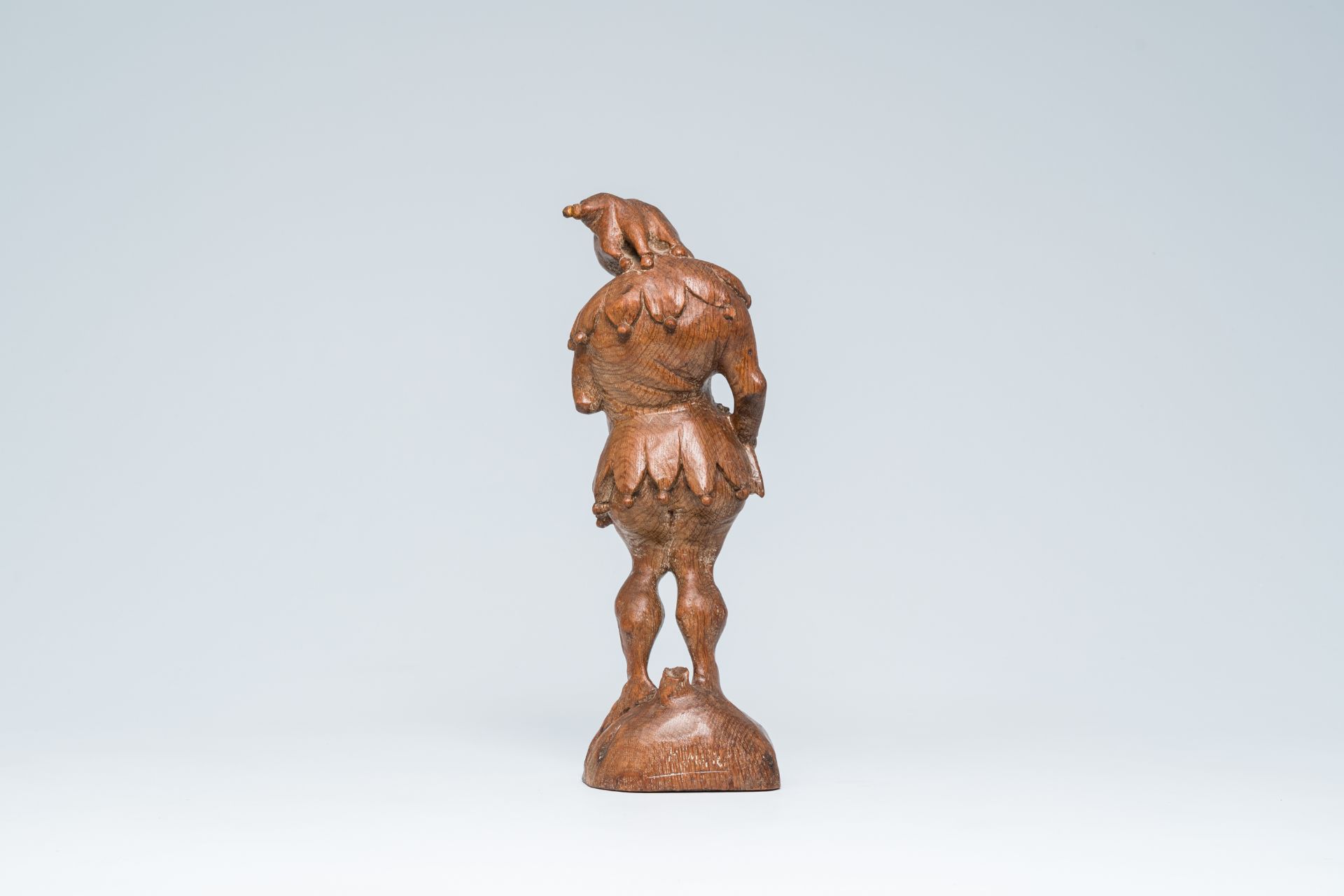 H. Morice (?): A jester, carved oak figure, France, 19th C. - Bild 4 aus 9
