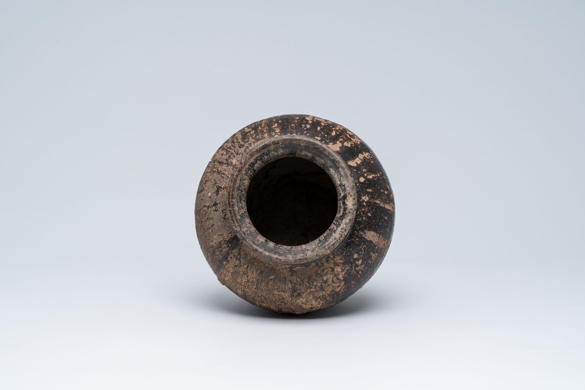 A Thai partly black glazed Sawankhalok vase, Sukhothai kilns, 14th/16th C. - Bild 6 aus 7