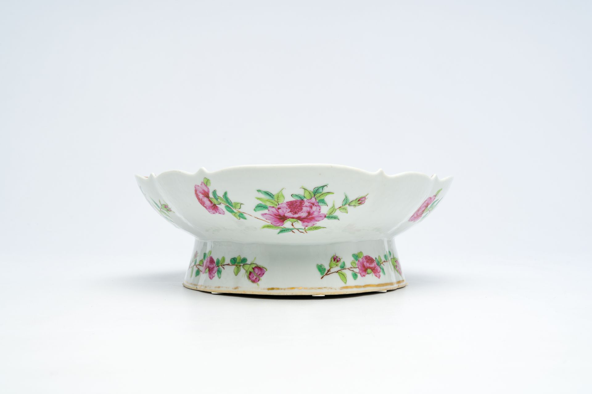 A Chinese Canton famille rose lobed bowl on foot with an animated palace scene and floral design, 19 - Bild 7 aus 7
