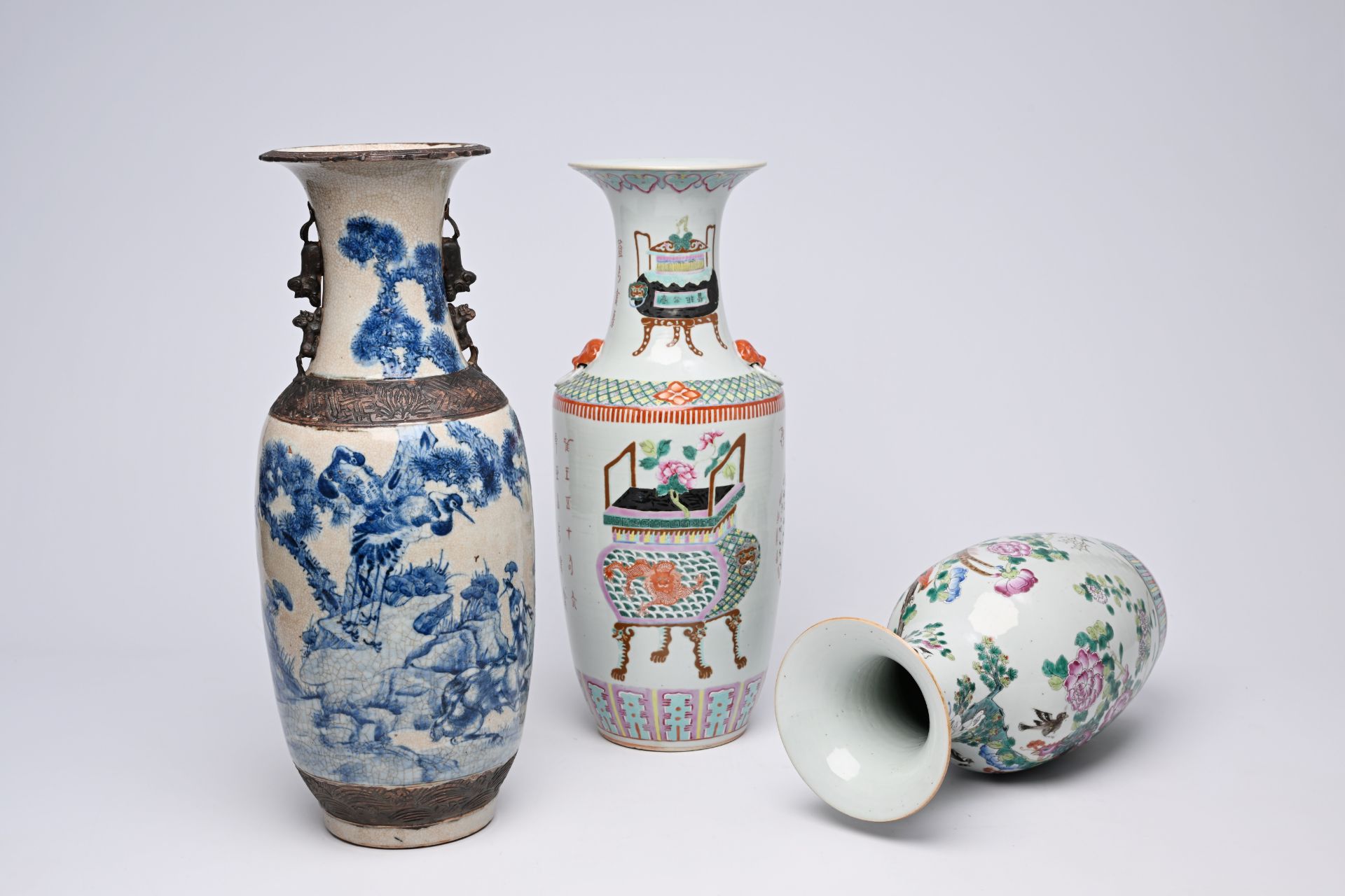 Two various Chinese famille rose vases and a Nanking crackle glazed blue and white vase with cranes - Bild 9 aus 11