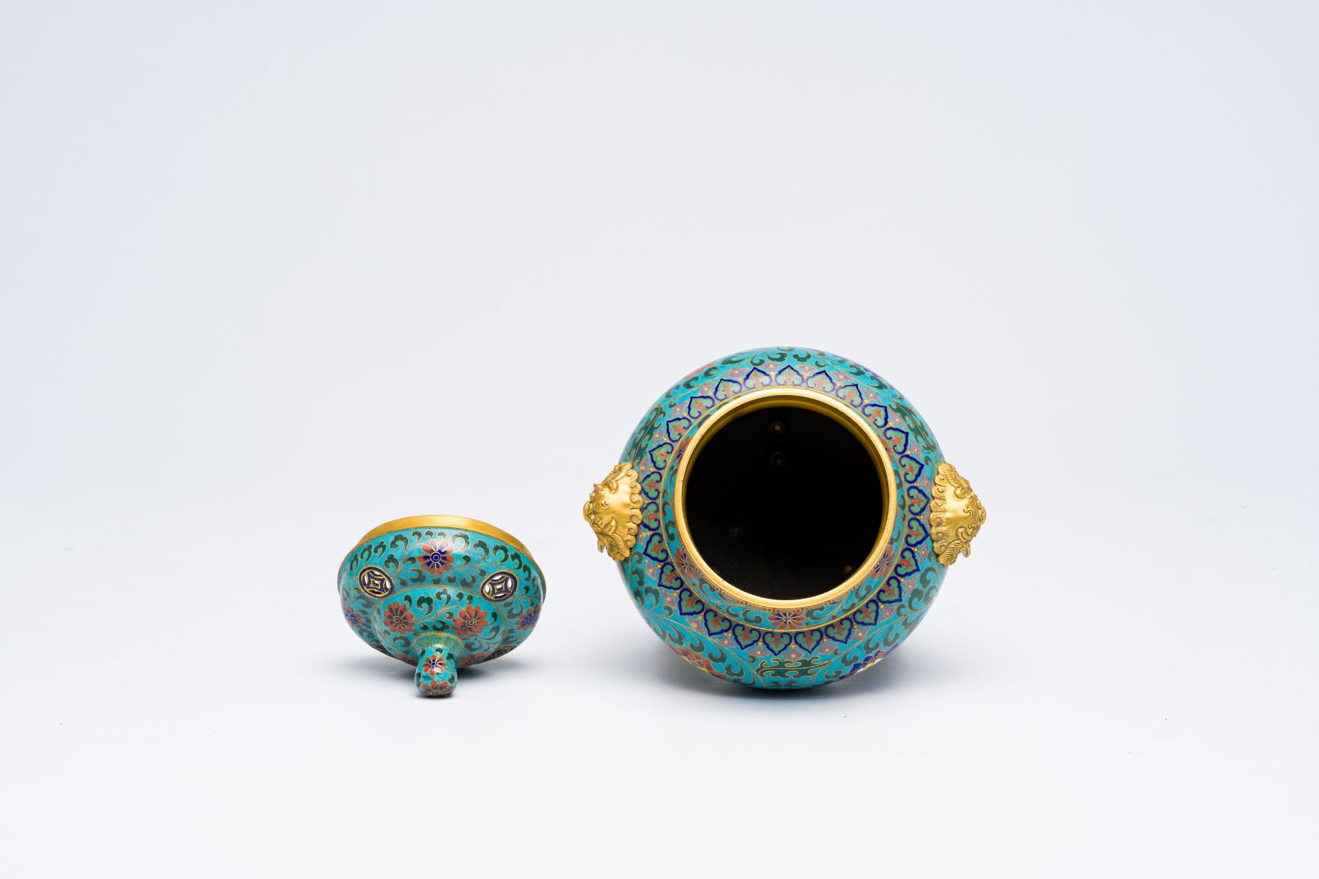 A Chinese cloisonne tripod censer with reticulated cover, 19th/20th C. - Image 5 of 6