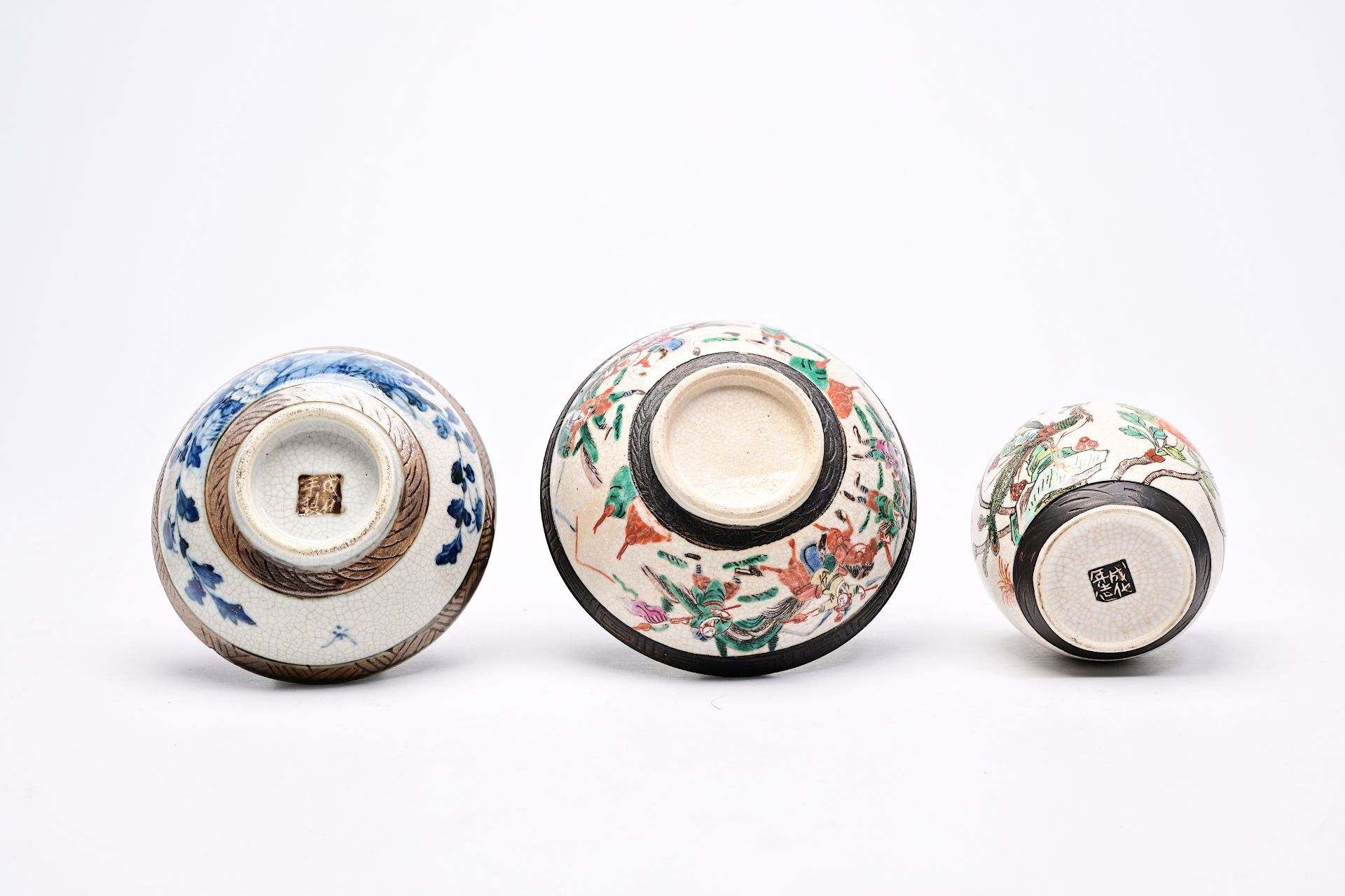 A varied collection of Chinese famille rose, verte and blue and white porcelain, 19th/20th C. - Bild 39 aus 48