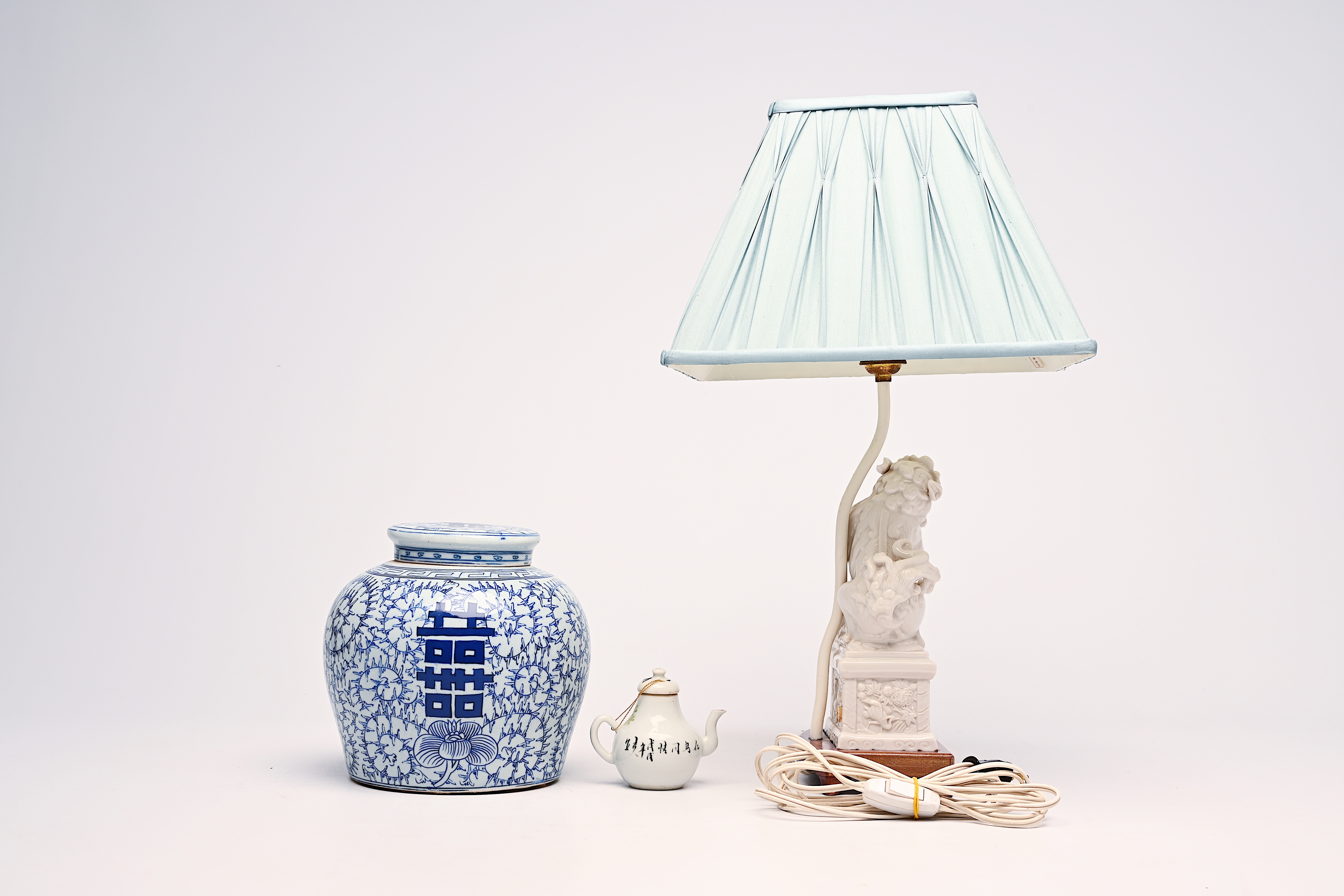 A varied collection of Chinese blue, white and blanc de Chine, Japanese Imari and Samson famille ros - Image 4 of 9