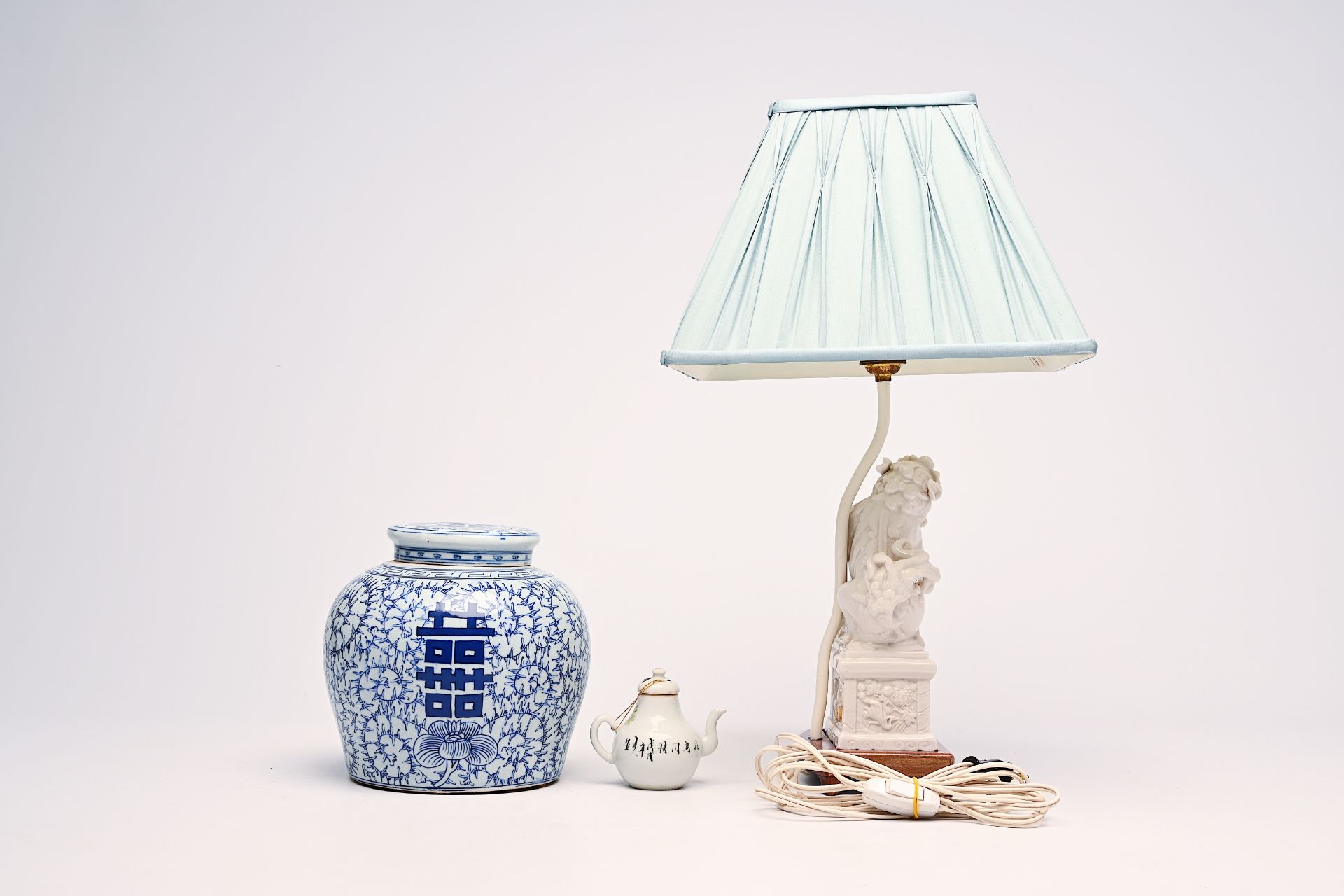 A varied collection of Chinese blue, white and blanc de Chine, Japanese Imari and Samson famille ros - Bild 4 aus 9