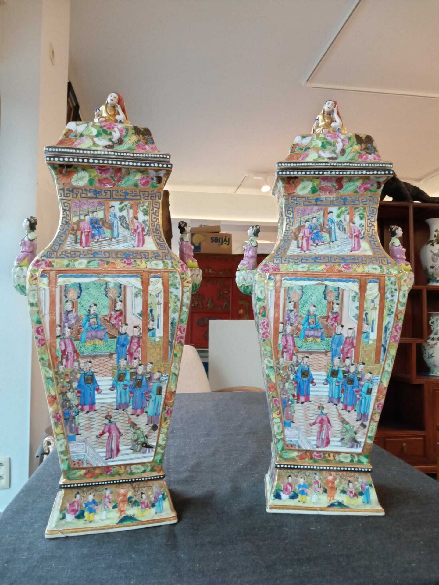 A pair of fine quadrangular Chinese Canton famille rose vases and covers with palace scenes and figu - Bild 18 aus 48