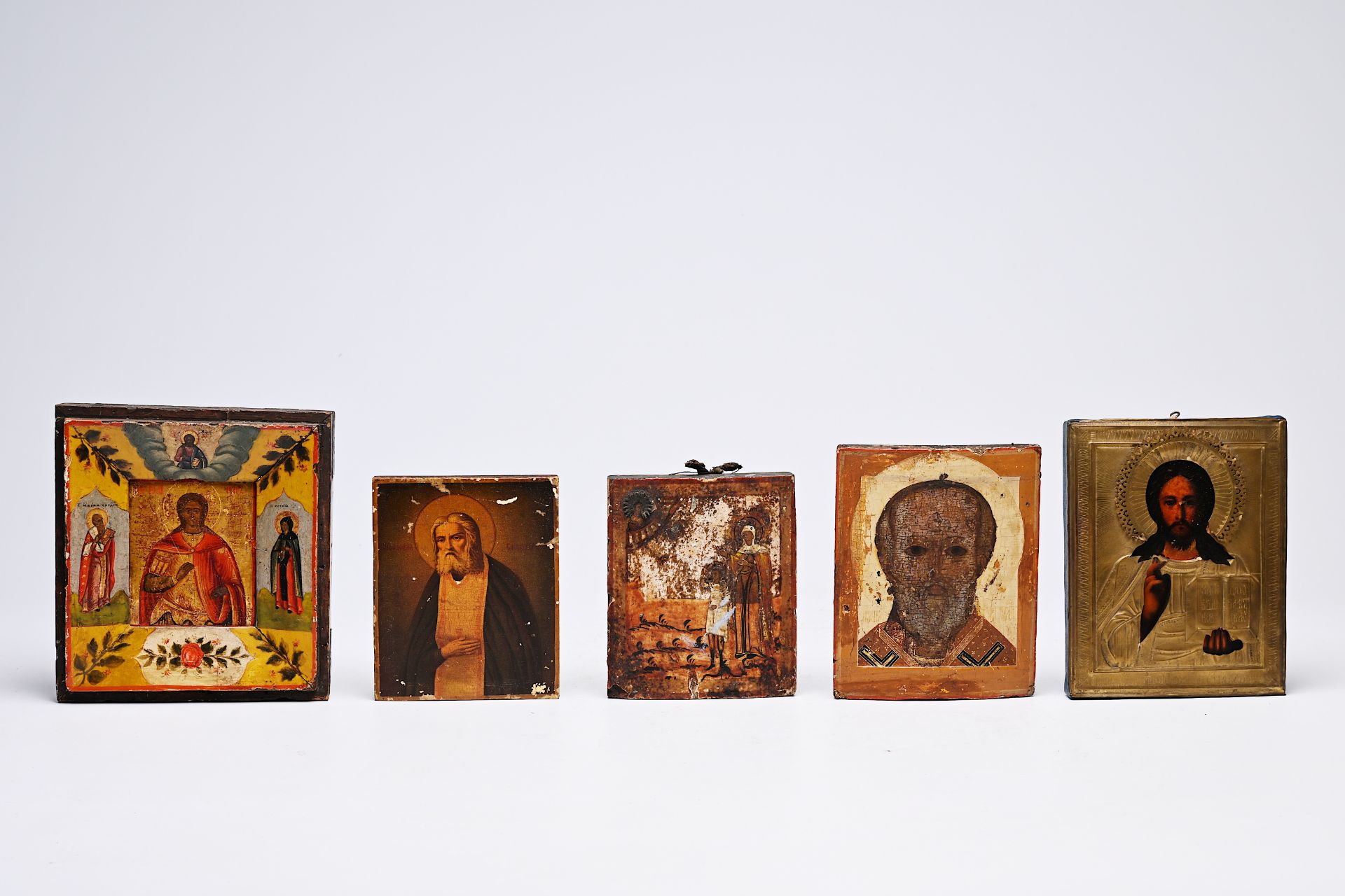Five various orthodox icons with saints, 17th C. and later - Bild 2 aus 3