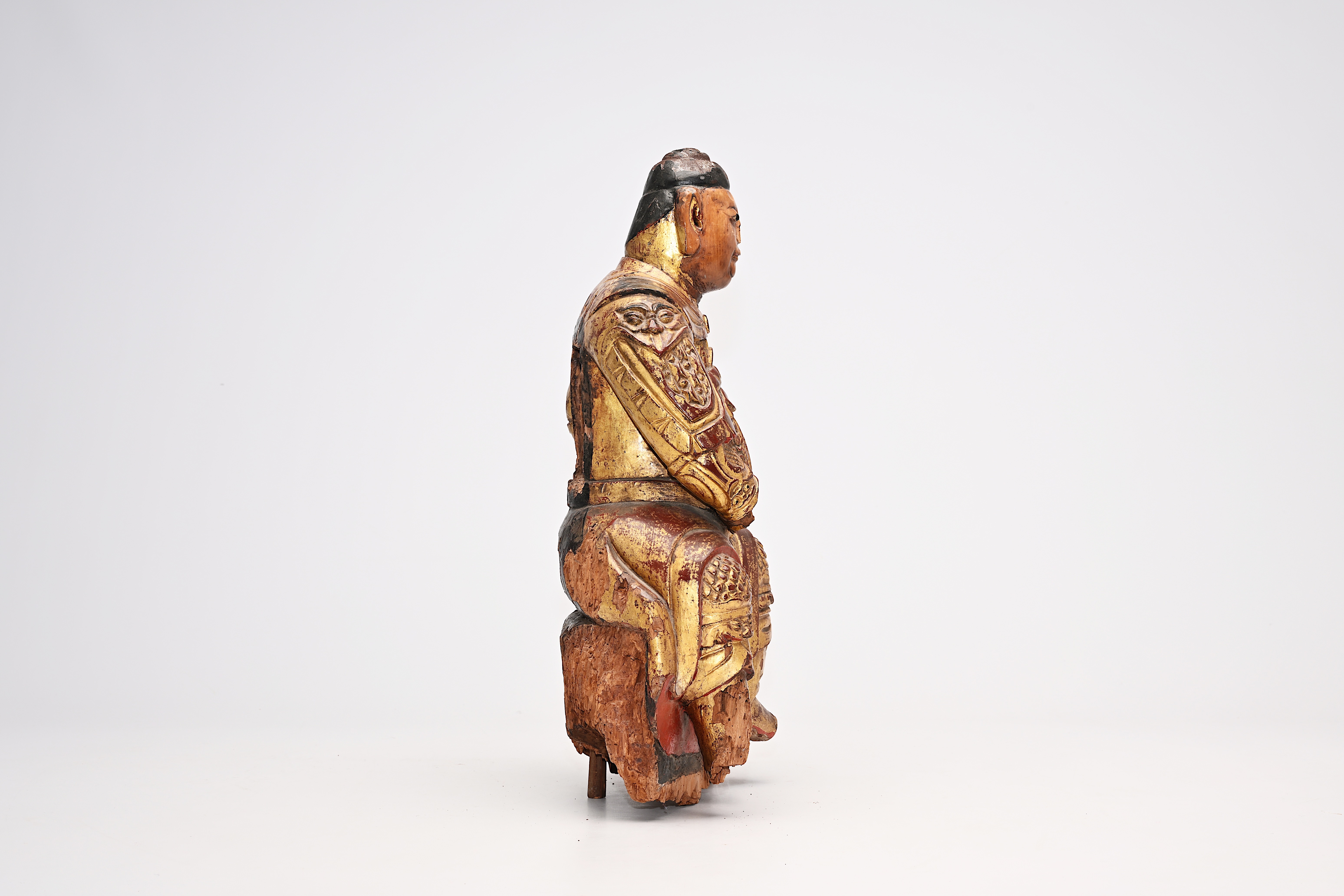 A carved, gilt and polychrome painted wood guardian figure, China, probably 17th C. - Image 4 of 9