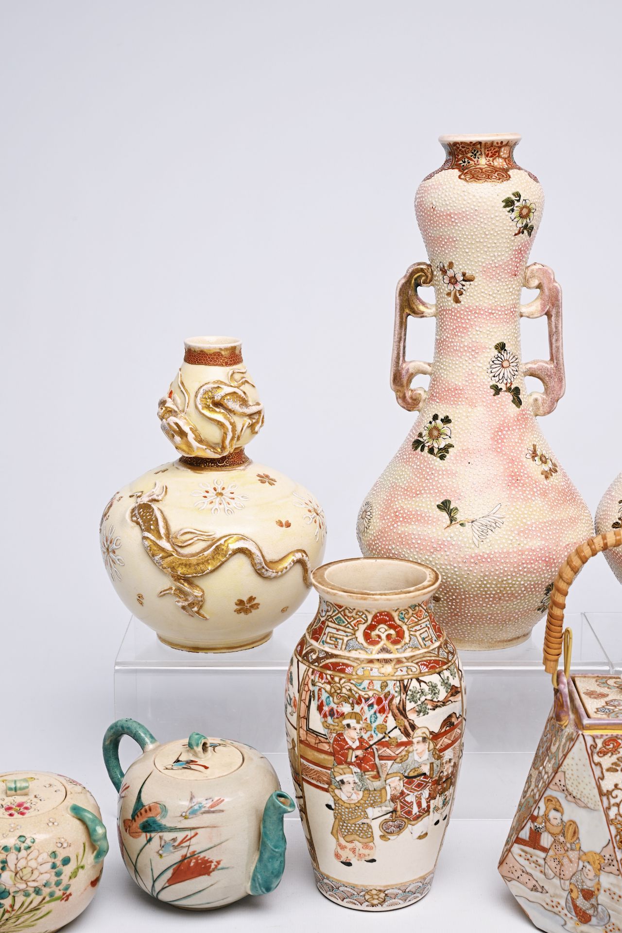 An extensive collection of Japanese Satsuma and Kutani porcelain, Meiji/Showa, 19th/20th C. - Bild 2 aus 30