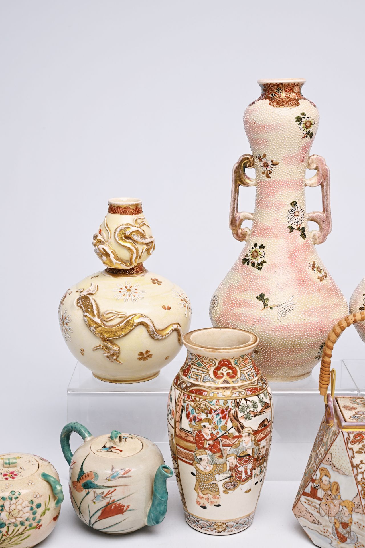 An extensive collection of Japanese Satsuma and Kutani porcelain, Meiji/Showa, 19th/20th C. - Image 2 of 30