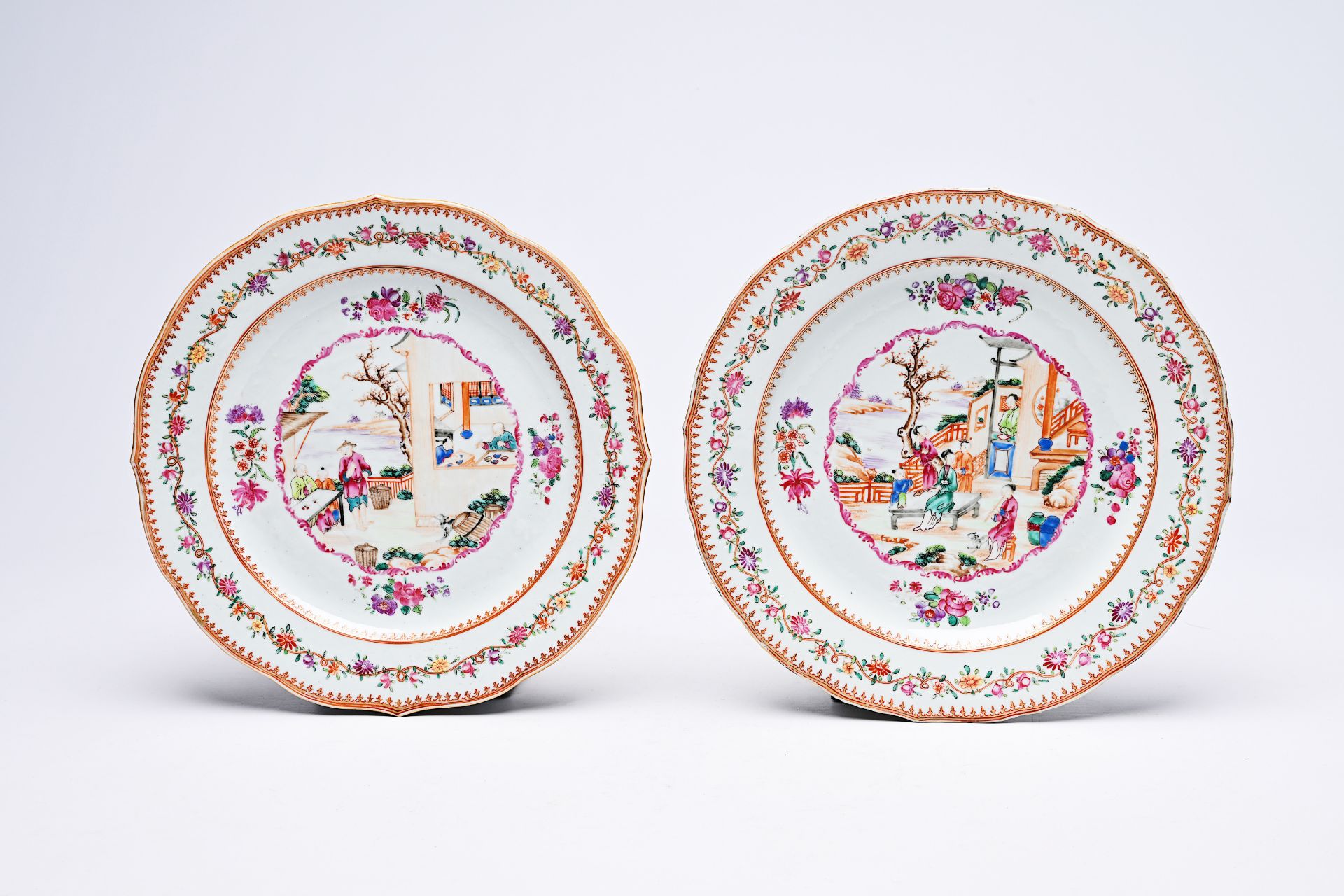 A pair of Chinese famille rose 'mandarin subject' dishes, Qianlong - Bild 2 aus 3