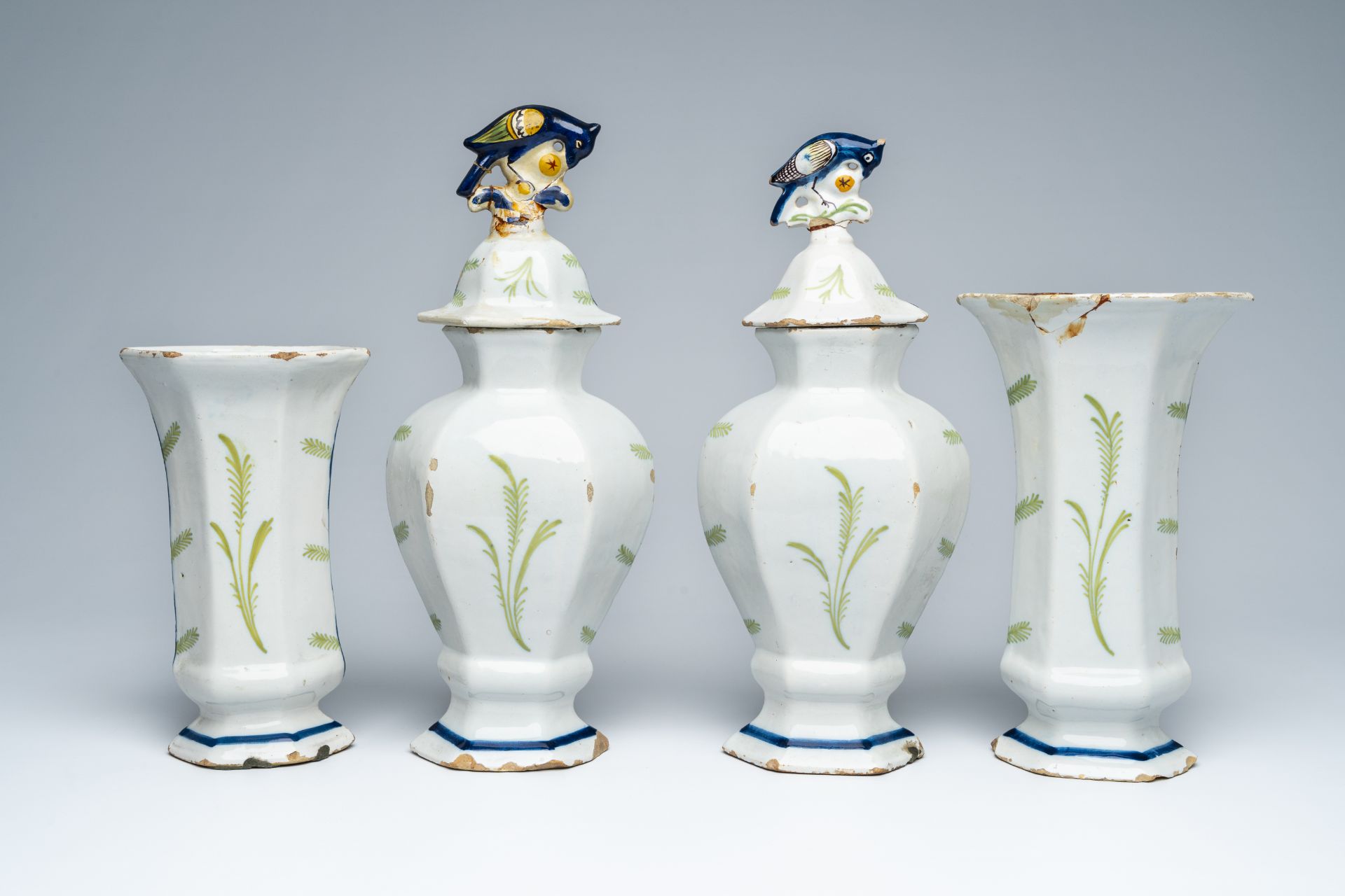 A polychrome Dutch Delft four-piece garniture, 18th C. - Bild 3 aus 6