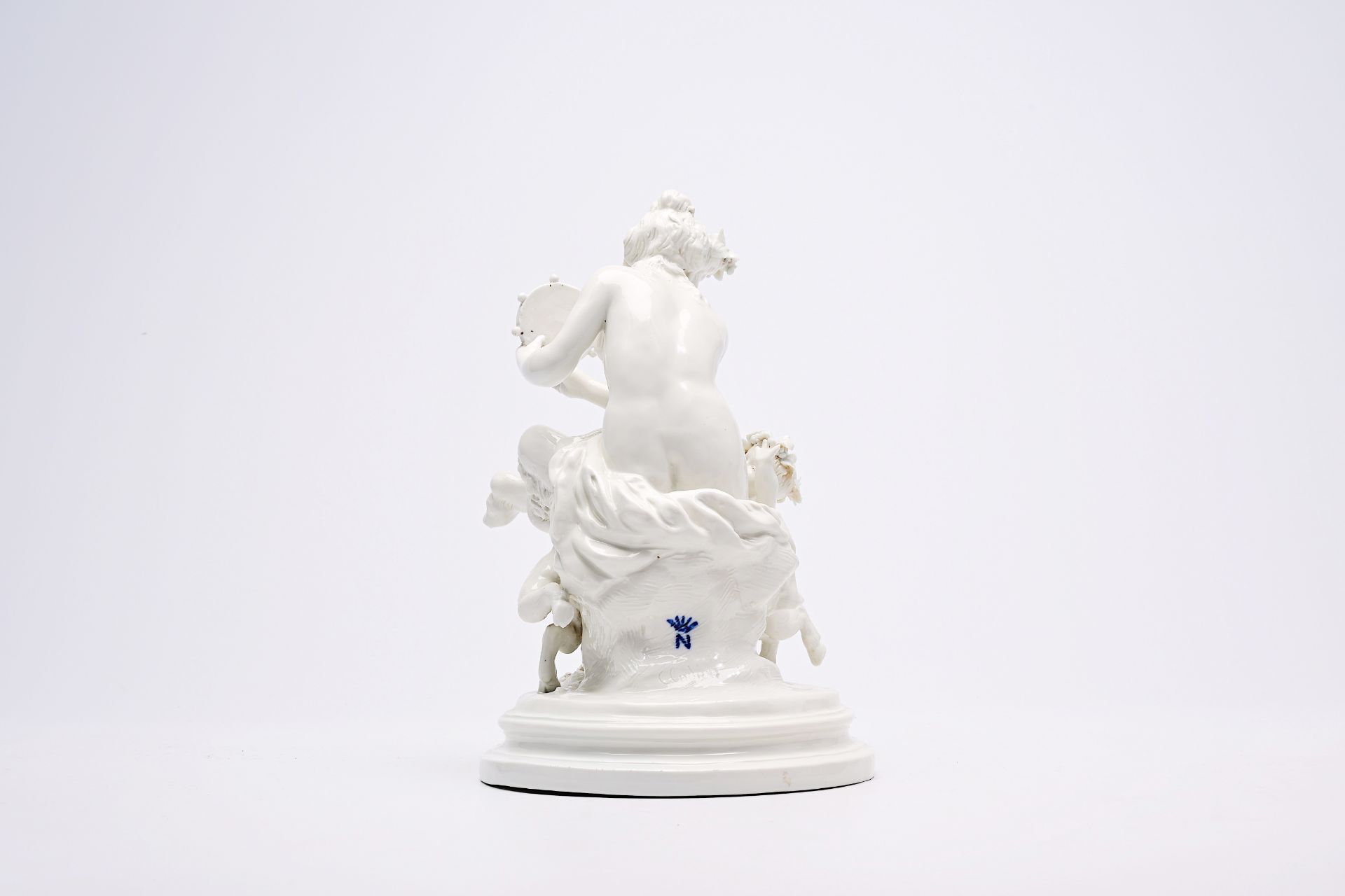 Clodion (1738-1814, after): An Italian playful porcelain group with music-making and dancing satyrs, - Bild 6 aus 14