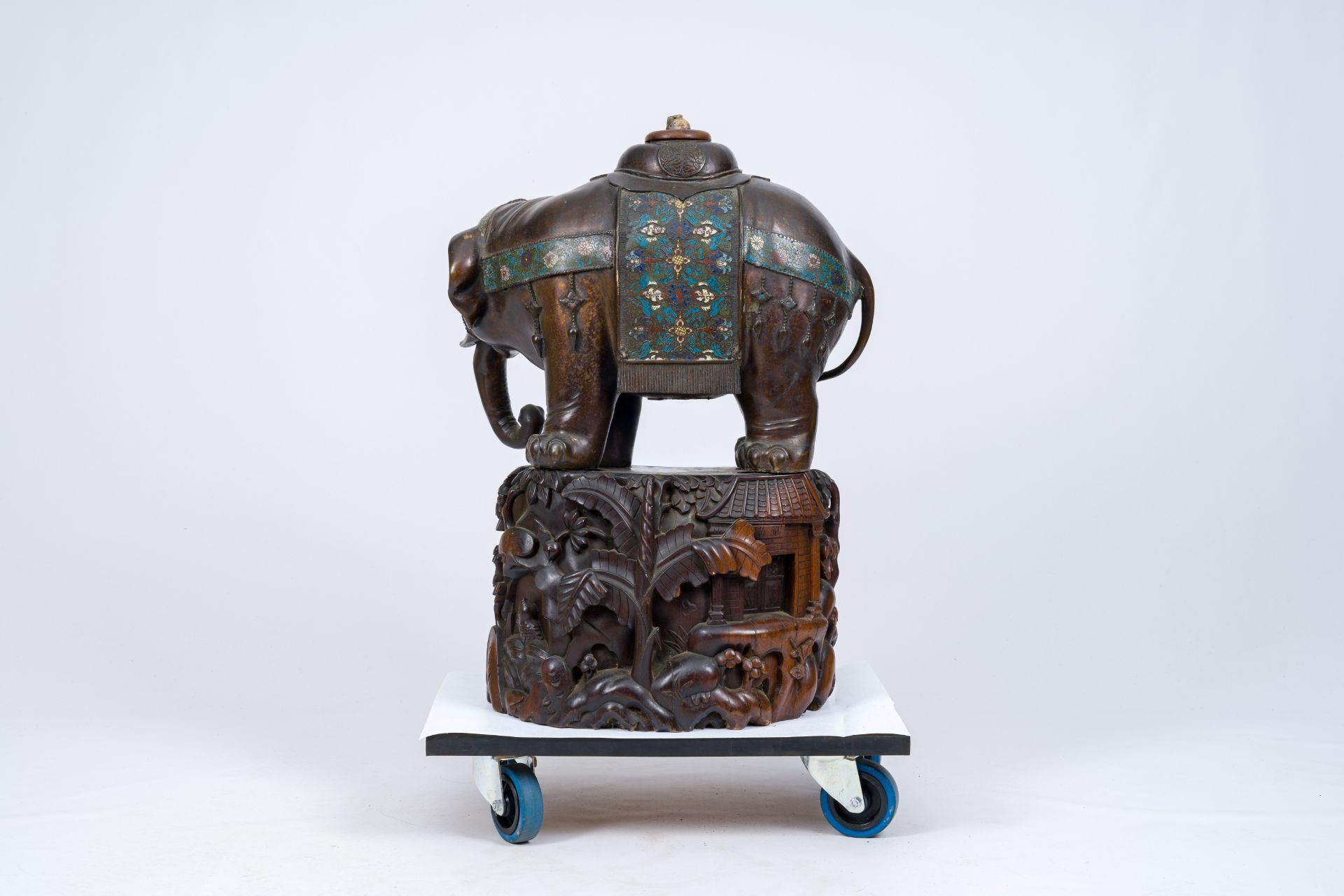 A large Japanese bronze and champleve enamel elephant on a carved wood base, Meiji, 19th C. - Bild 4 aus 11