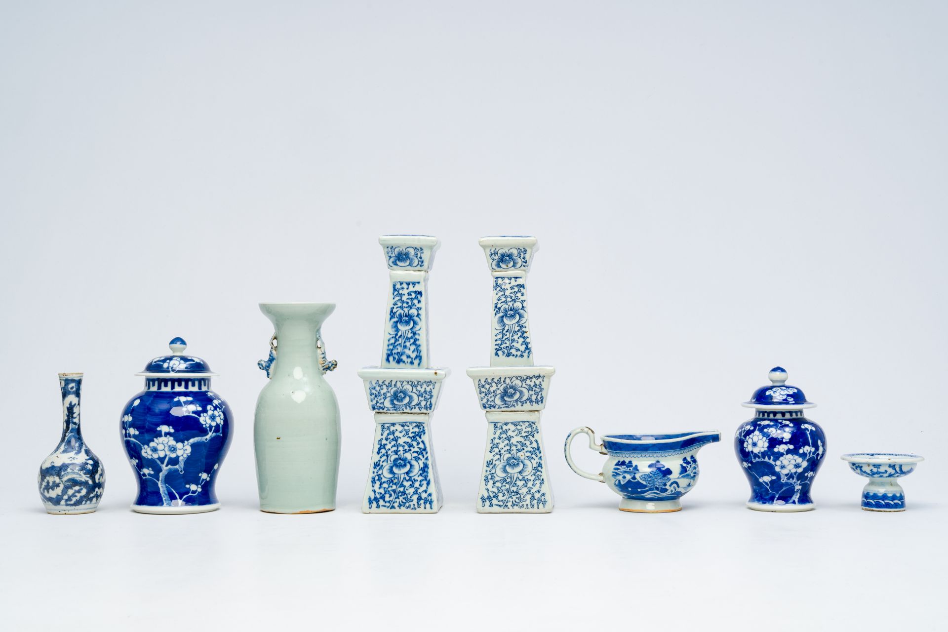 A varied collection of Chinese blue and white porcelain, 19th/20th C. - Bild 8 aus 30