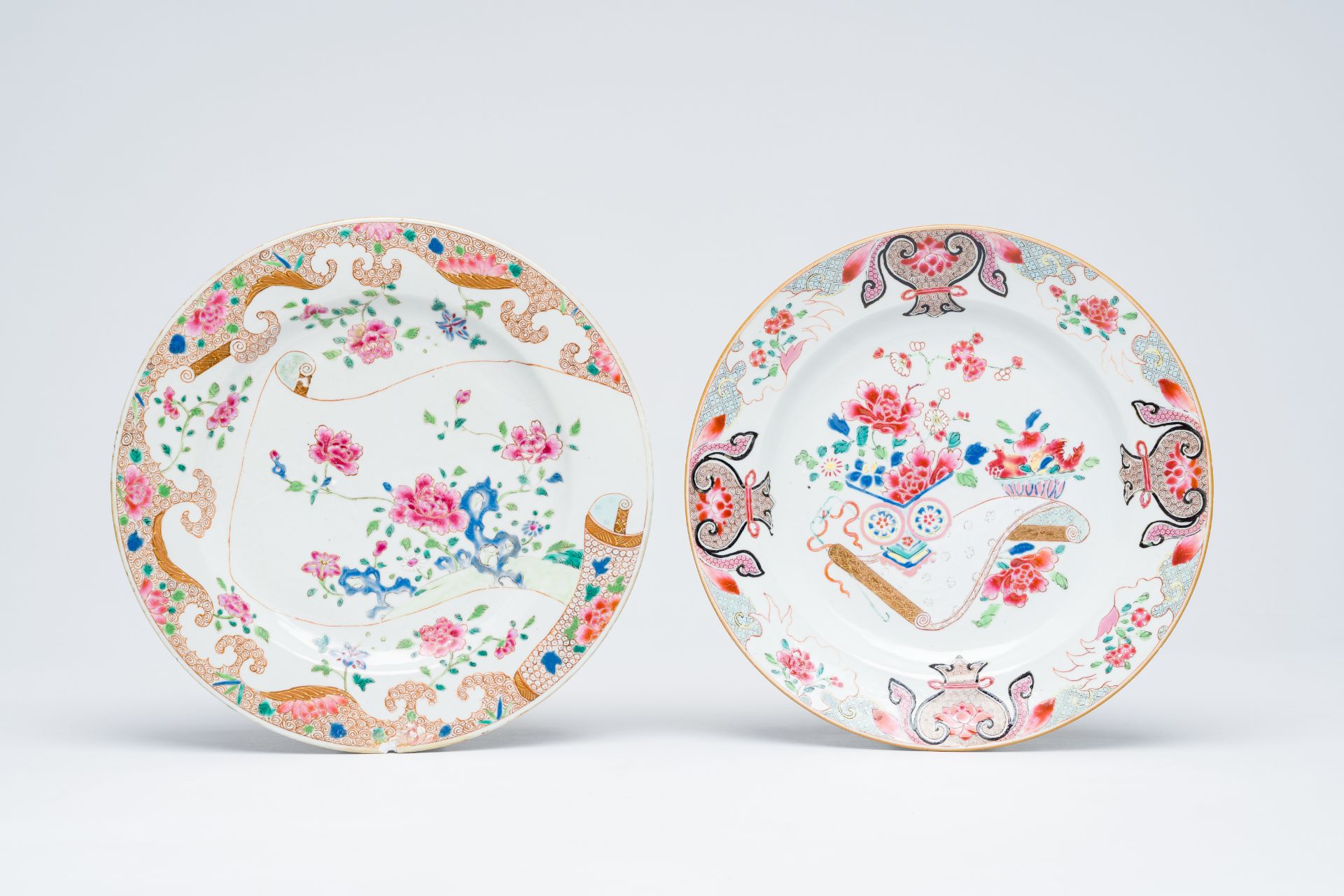 Two Chinese famille rose 'scroll' dishes, Yongzheng/Qianlong - Bild 2 aus 3