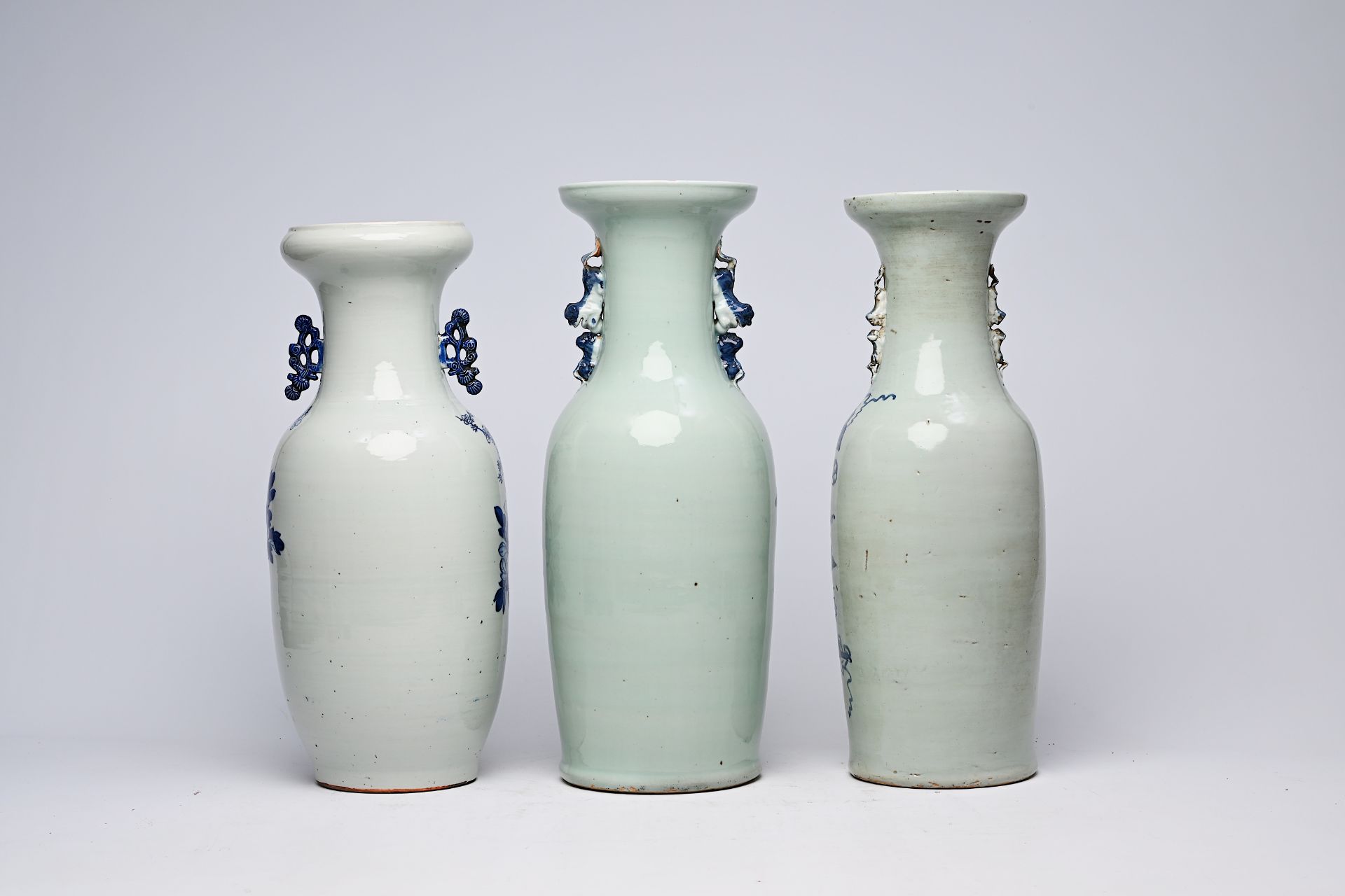 Three various Chinese blue and white celadon ground vases, 19th/20th C. - Bild 6 aus 16