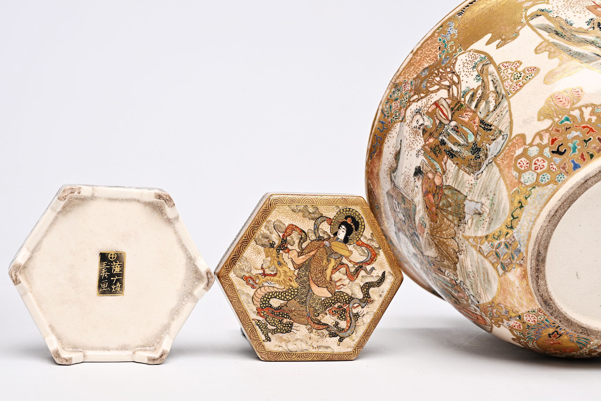 Two Japanese Satsuma plates, a box and cover and a bowl with figurative design, Meiji, 19th/20th C. - Bild 7 aus 9