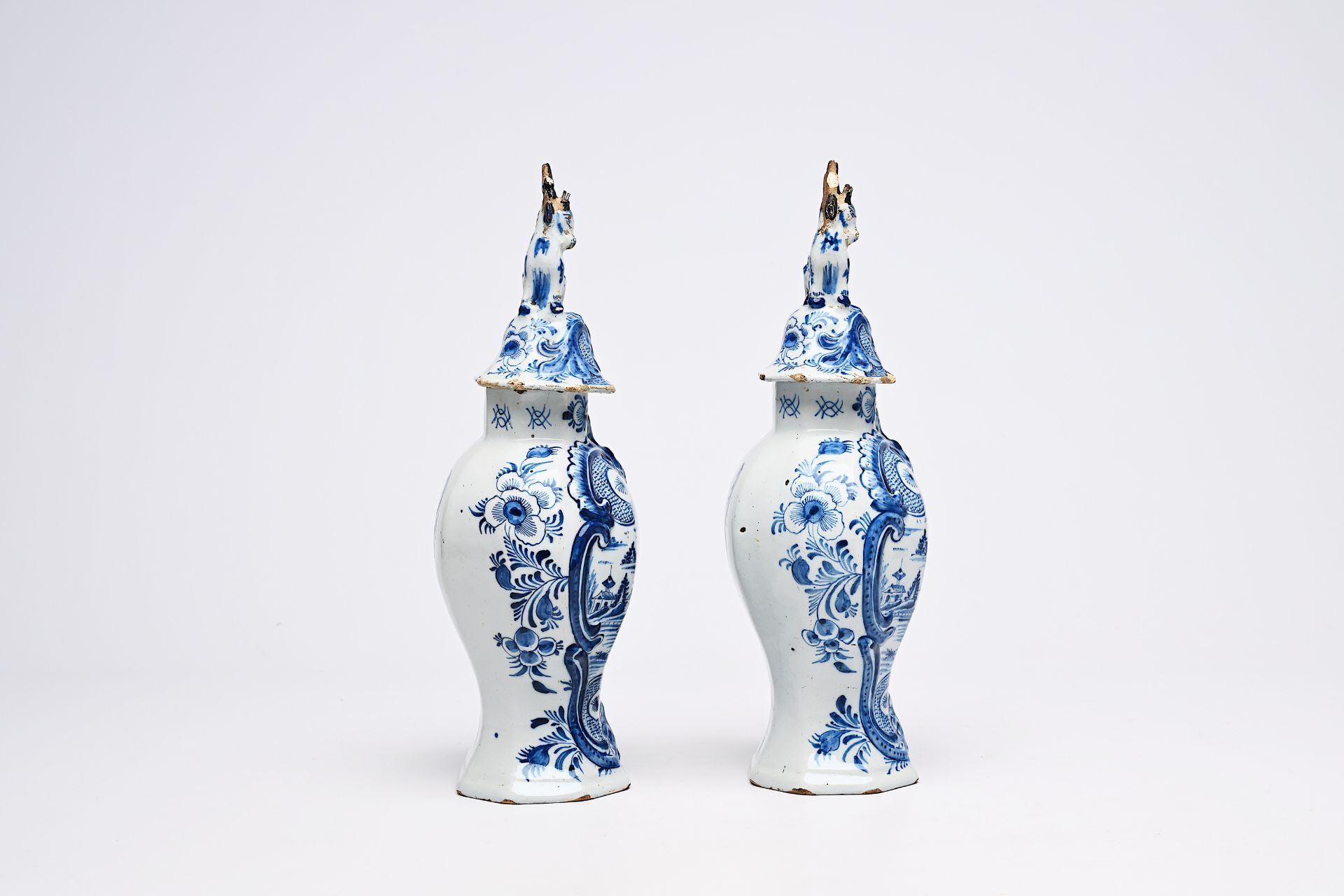 A pair of Dutch Delft blue and white vases and covers with landscapes and four various plates, 18th/ - Bild 8 aus 13