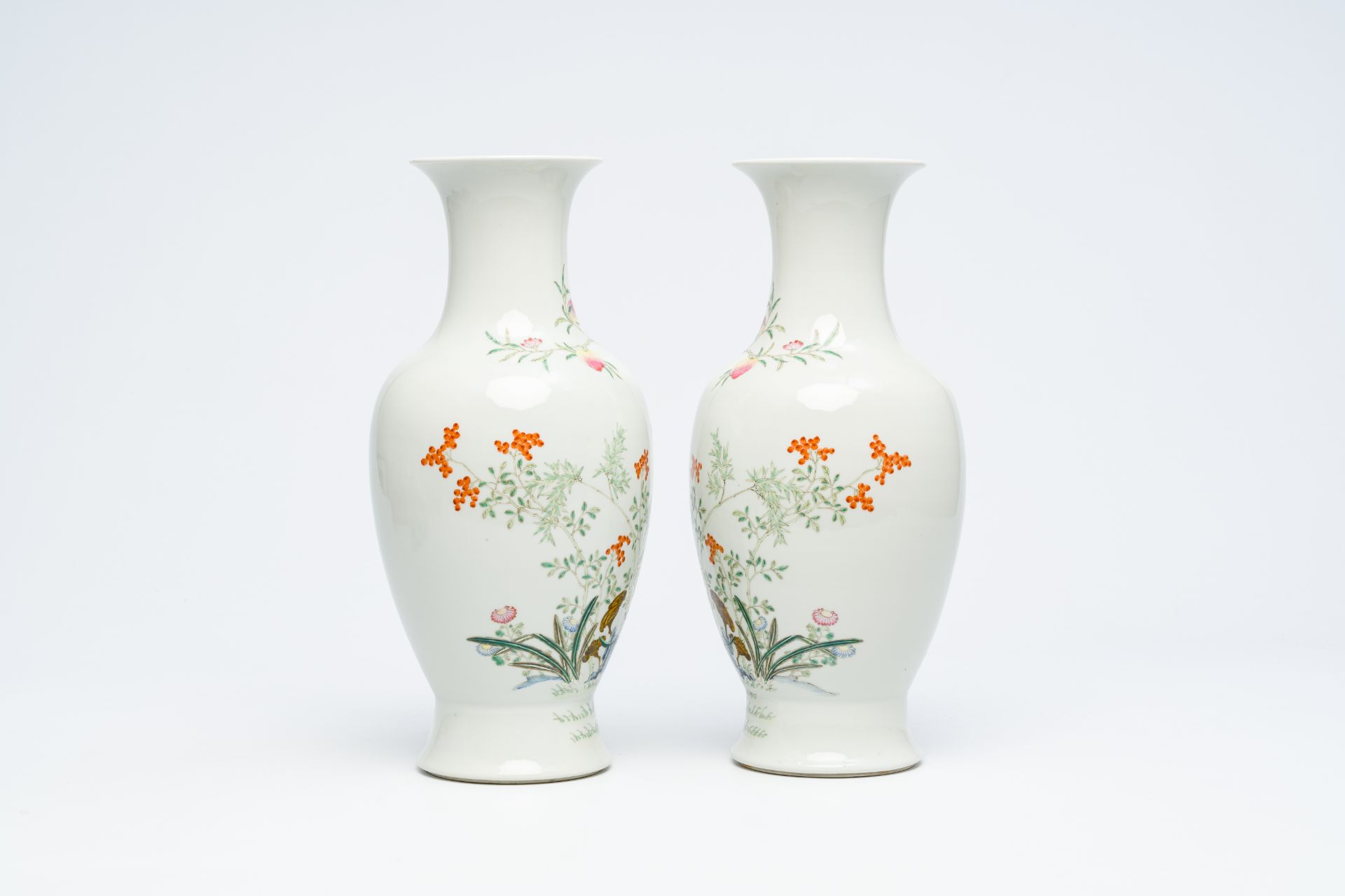 A pair of Chinese famille rose vases with floral design, Guangxu mark, Republic, 20th C. - Bild 8 aus 12