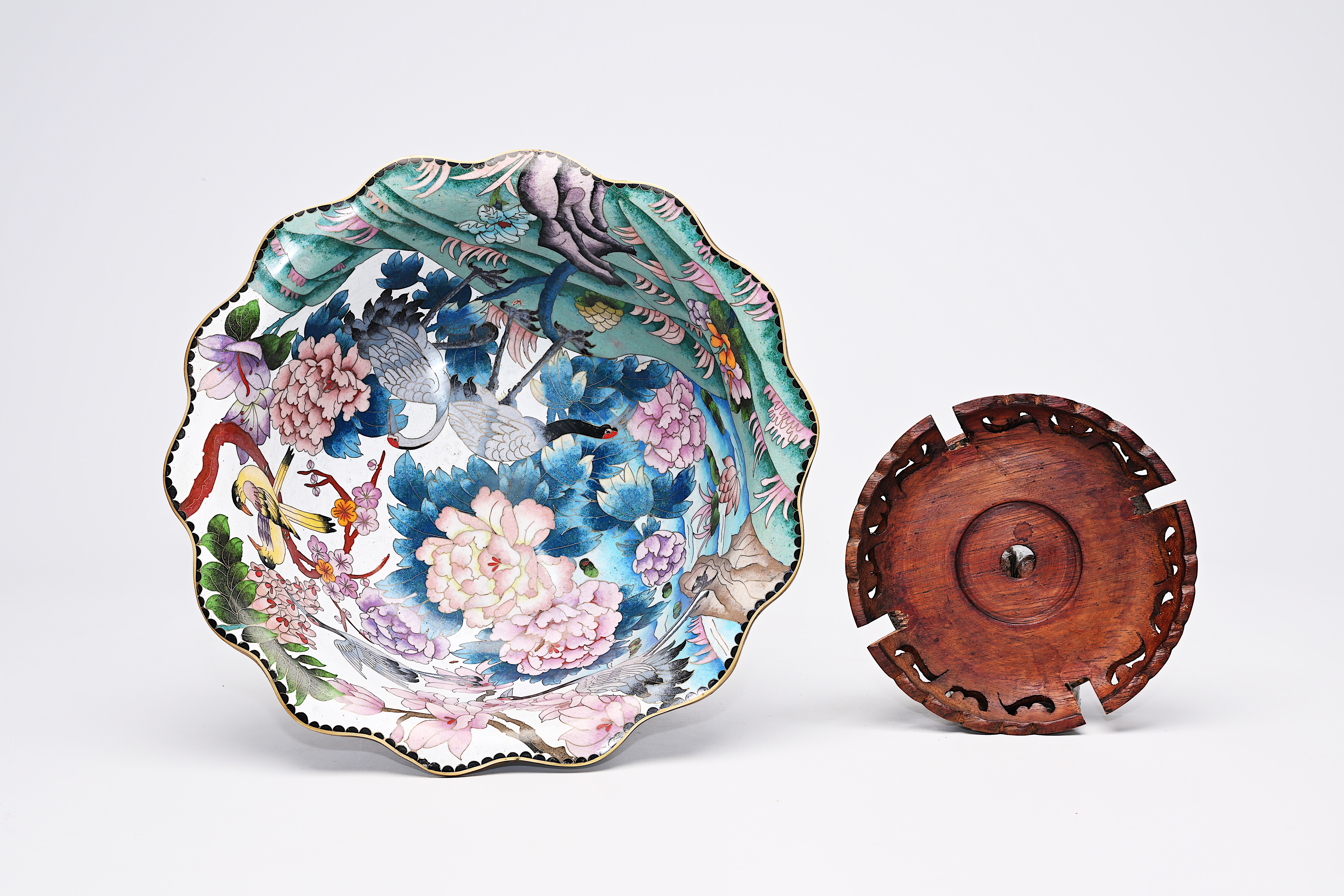 A large Chinese cloisonne dish and a bowl with cranes, 20th C. - Image 10 of 13