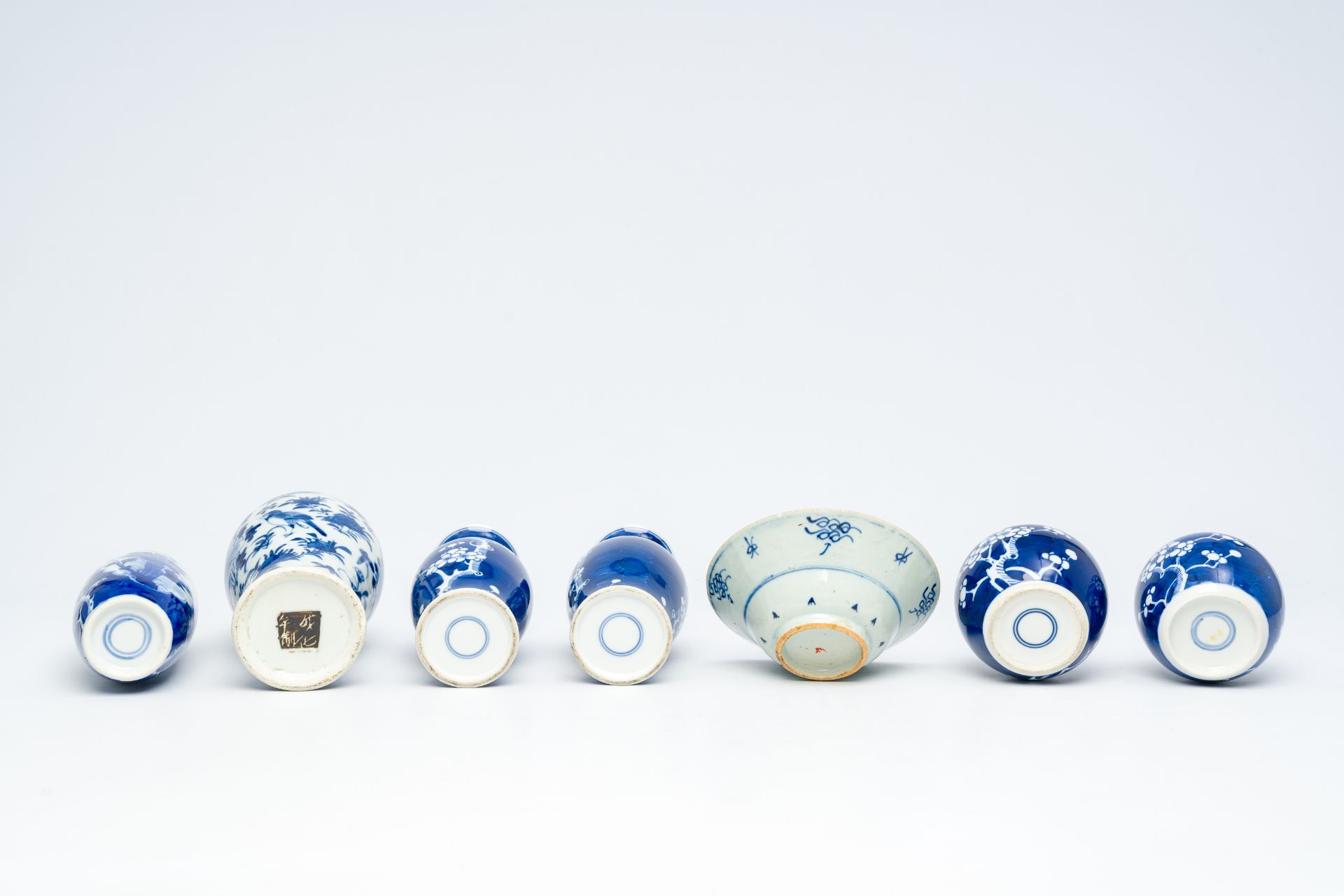 A varied collection of Chinese blue and white porcelain with floral design, 19th/20th C. - Image 14 of 18