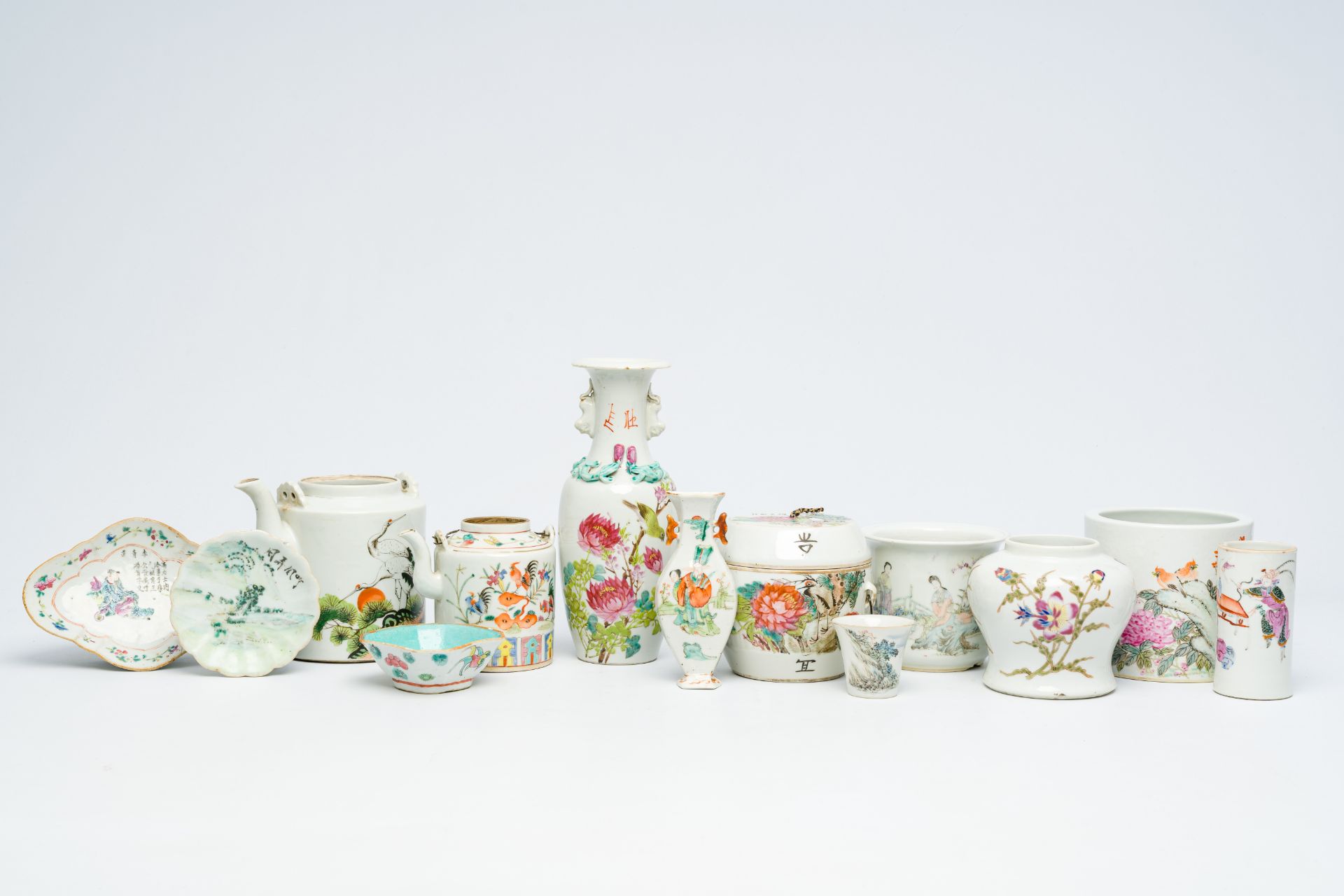 A varied collection of Chinese qianjiang cai and famille rose porcelain, 19th/20th C. - Image 2 of 10