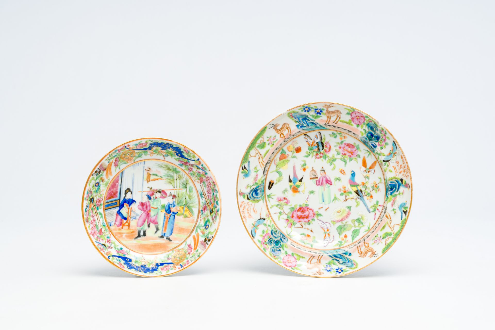 Five Chinese Canton famille rose plates with palace scenes and figurative design, 19th C. - Bild 4 aus 5