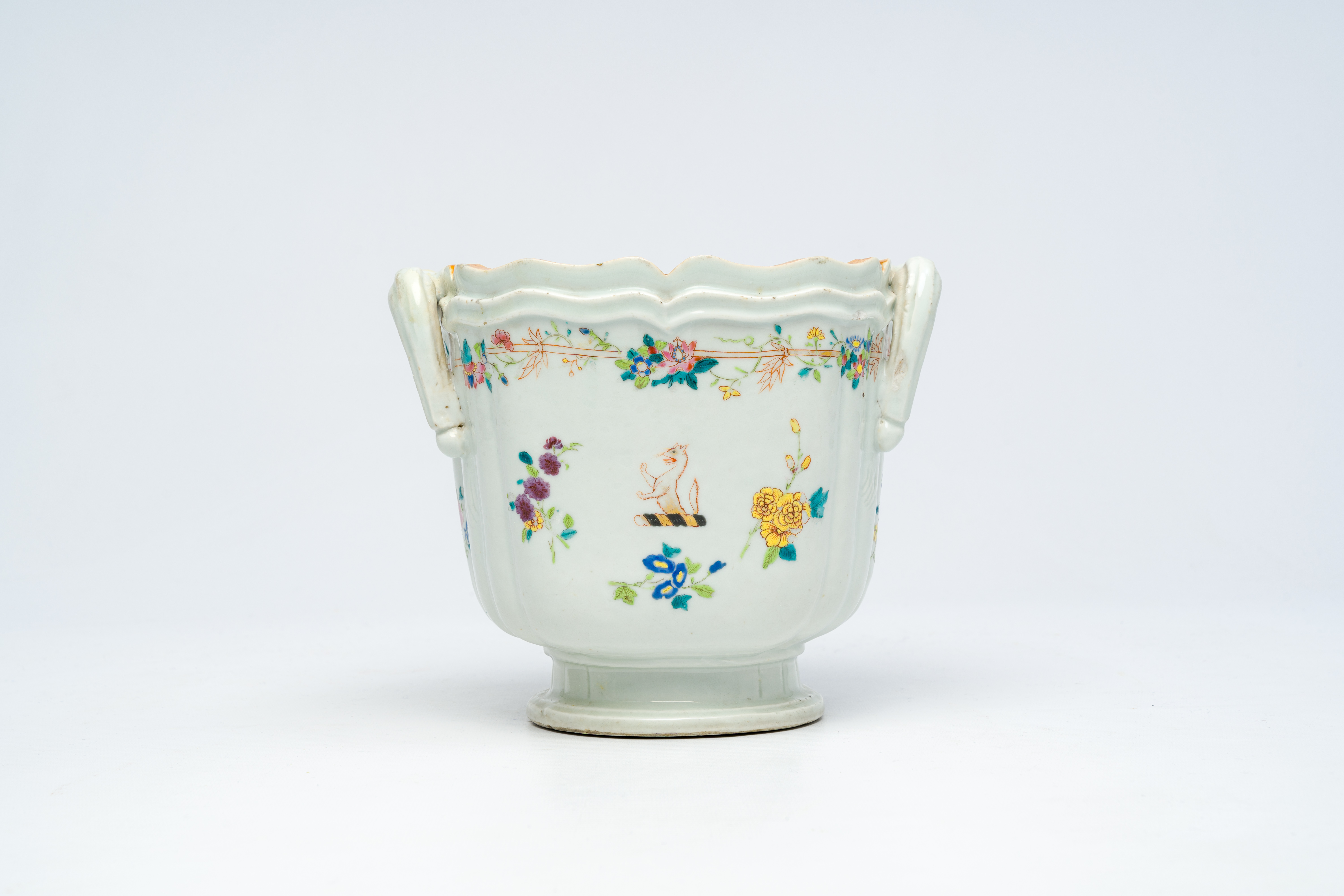 A Chinese famille rose armorial wine cooler for the English market, Qianlong - Image 2 of 7