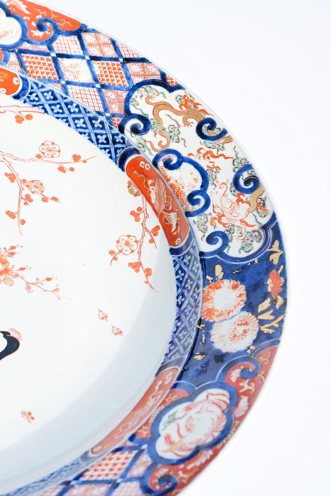 A large Japanese Imari dish with ladies in a garden, Meiji, 19th C. - Image 7 of 7