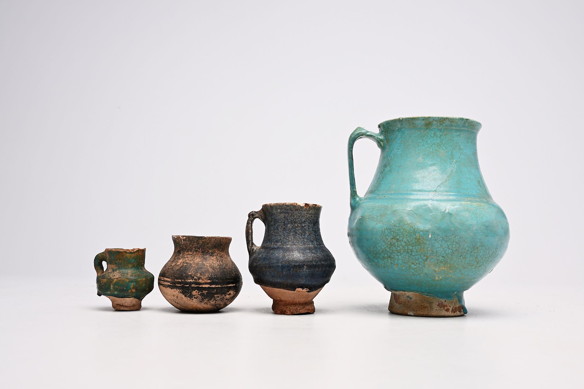 A varied collection of Persian and Hispano-Moresque pottery, 13th C. and later - Bild 2 aus 7
