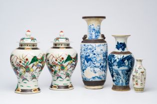 Five Chinese blue and white, famille rose and verte crackle glazed vases, 19th/20th C.