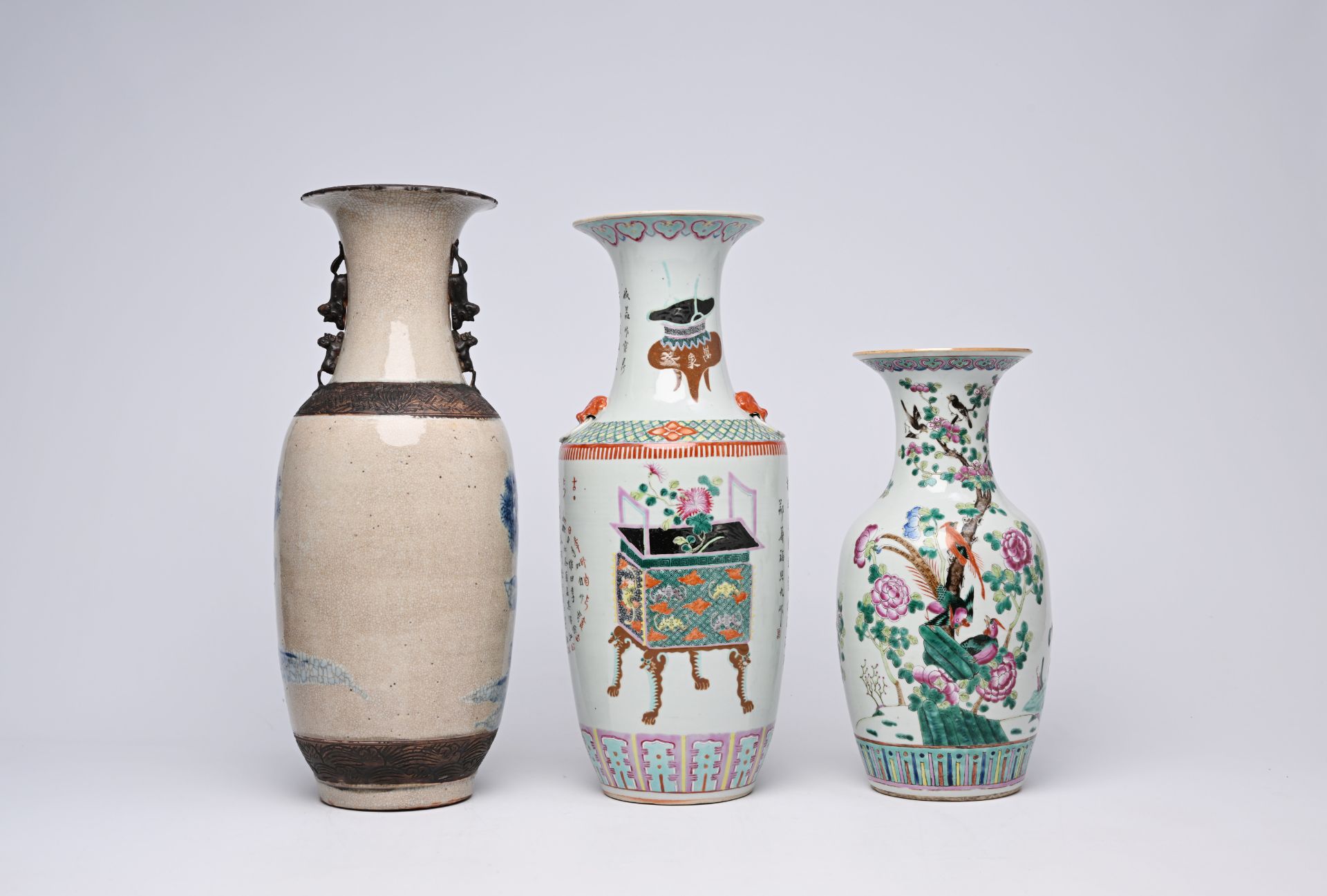 Two various Chinese famille rose vases and a Nanking crackle glazed blue and white vase with cranes - Bild 5 aus 11