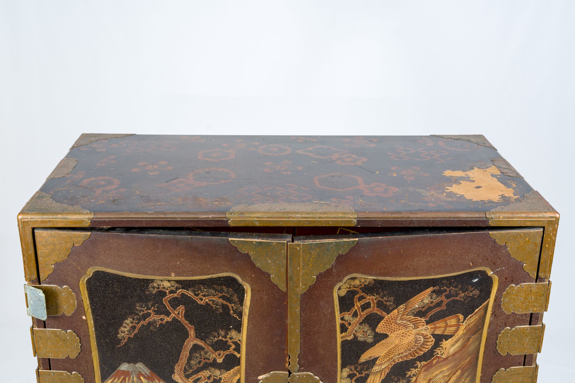A Japanese lacquer cabinet on mother-of-pearl-inlaid stand, Meiji, 19th C. - Image 10 of 14